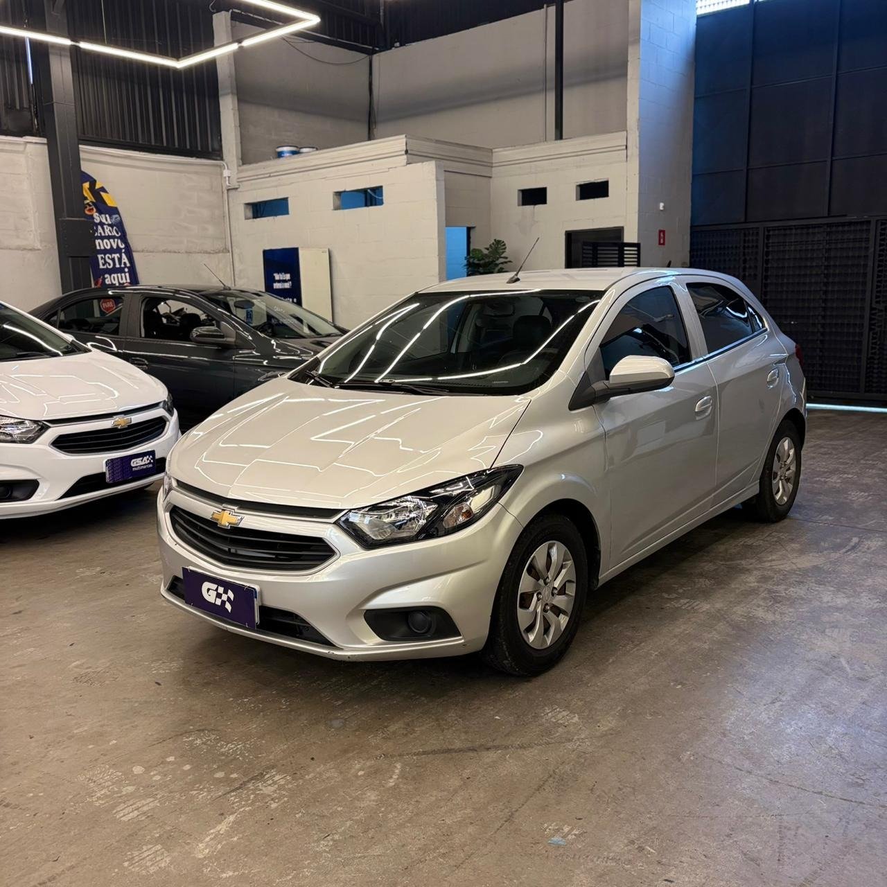 Chevrolet Onix HATCH 1.0 12V Flex 5p Mec. na cor Prata em Sorocaba / SP - 1003032