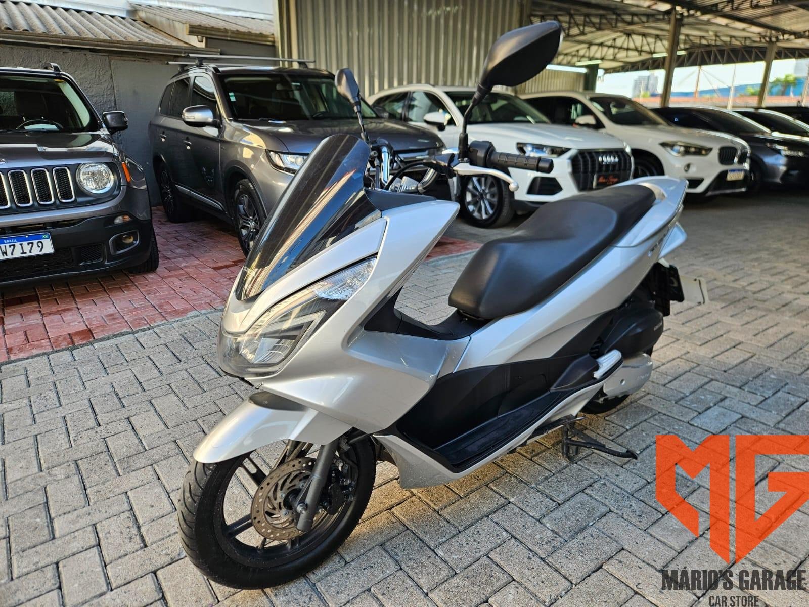 Honda PCX 160 DLX  na cor Prata em Blumenau / SC - 1004096