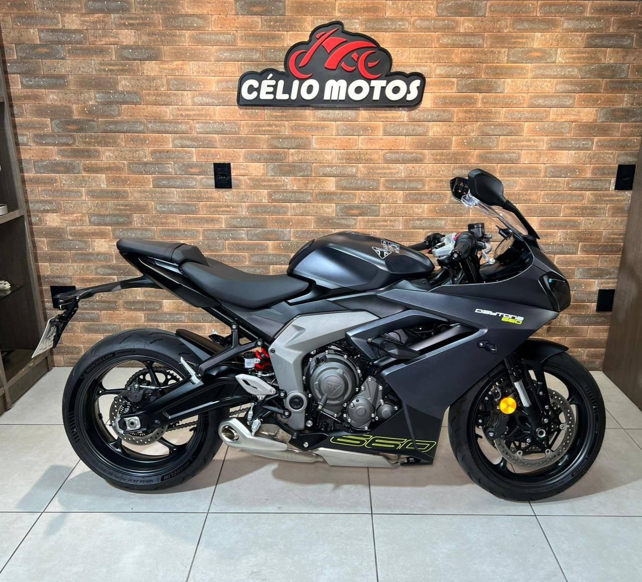 TRIUMPH DAYTONA 660  na cor Preto em Palhoça / SC - 1004109