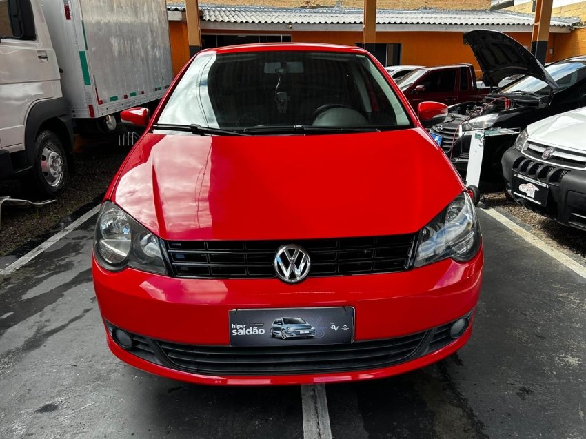 Volkswagen Polo 1.6 Mi/S.Ouro 1.6 Mi Tot.Flex 8V 5p na cor Vermelho em Colombo / PR - 1007196