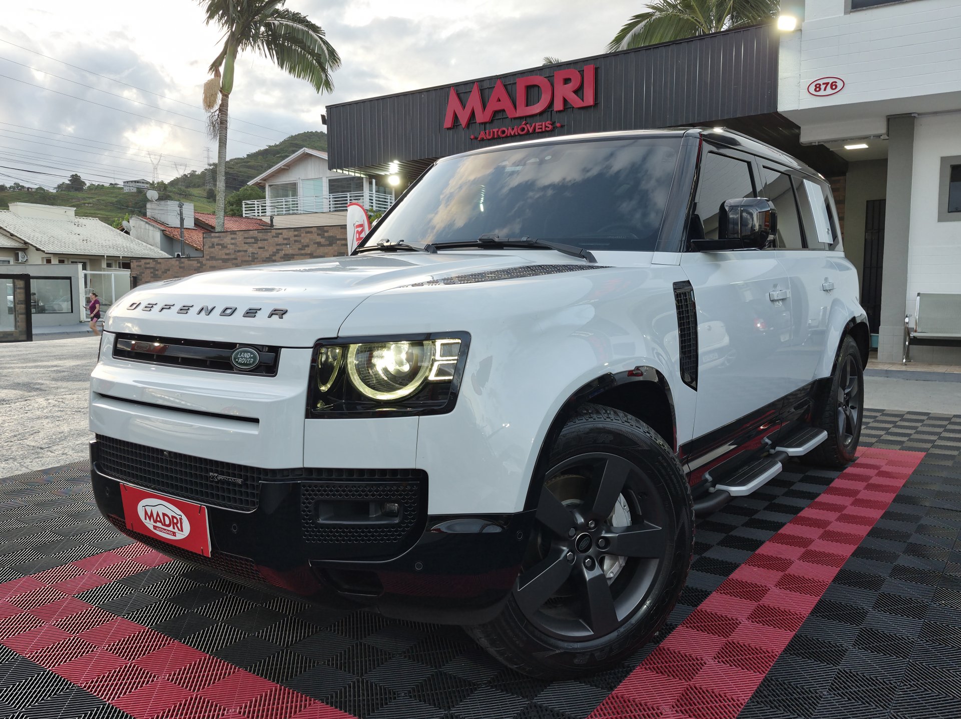 Land Rover Defender 110 X-DY.HSE D300 Die Aut. (Híb.) na cor Branco em Palhoça / SC - 1010611