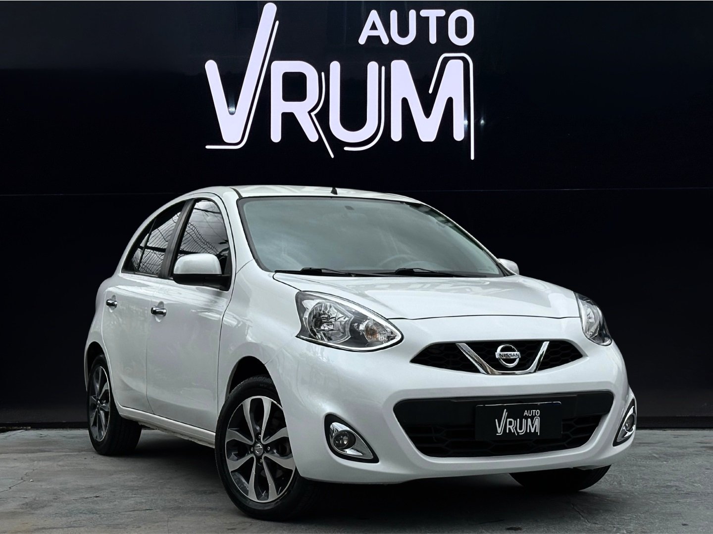 Nissan MARCH SL 1.6 16V FlexStart 5p Mec. na cor Branco em Curitiba / PR - 1013684