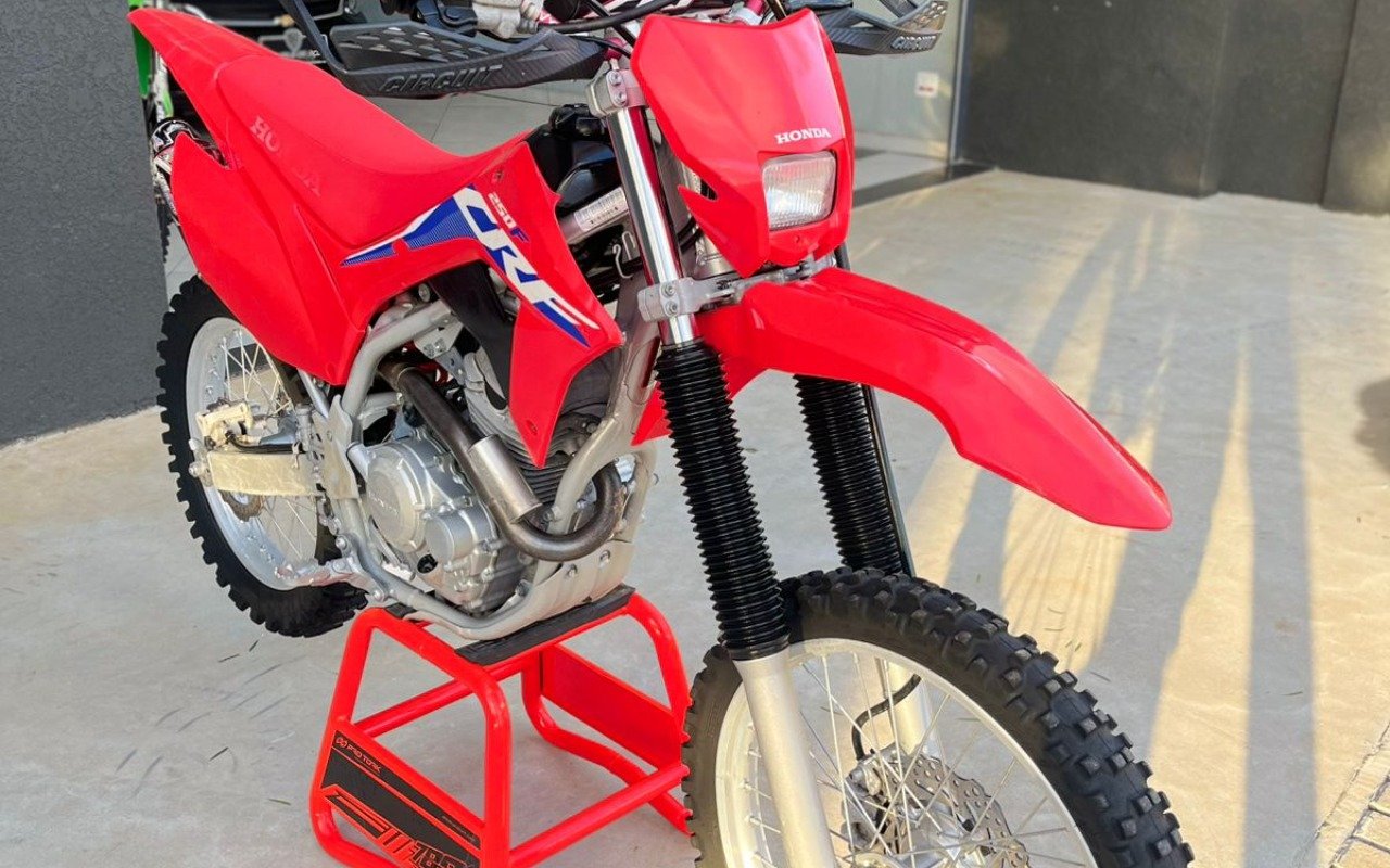 Honda CRF 250 F  na cor Vermelho em Ponta Grossa / PR - 1014096