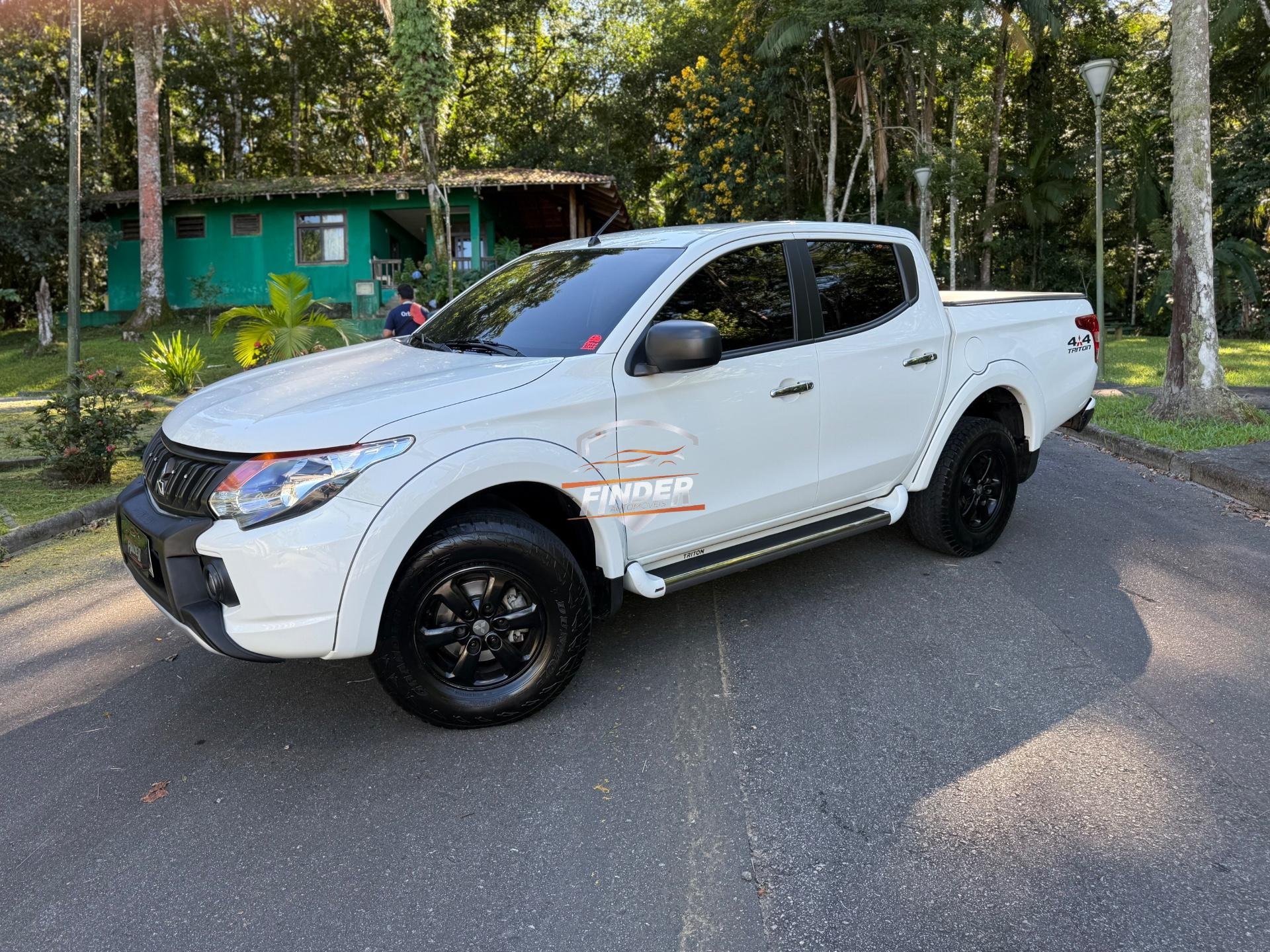 Mitsubishi L200 T. OUTDOOR 3.2 CD TB Int.Dies. Mec. na cor Branco em Joinville / SC - 1017778