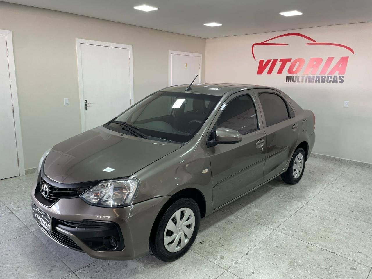 Toyota Etios X Sedan 1.5 Flex 16V 4p Mec. na cor Cinza em Joinville / SC - 1018496