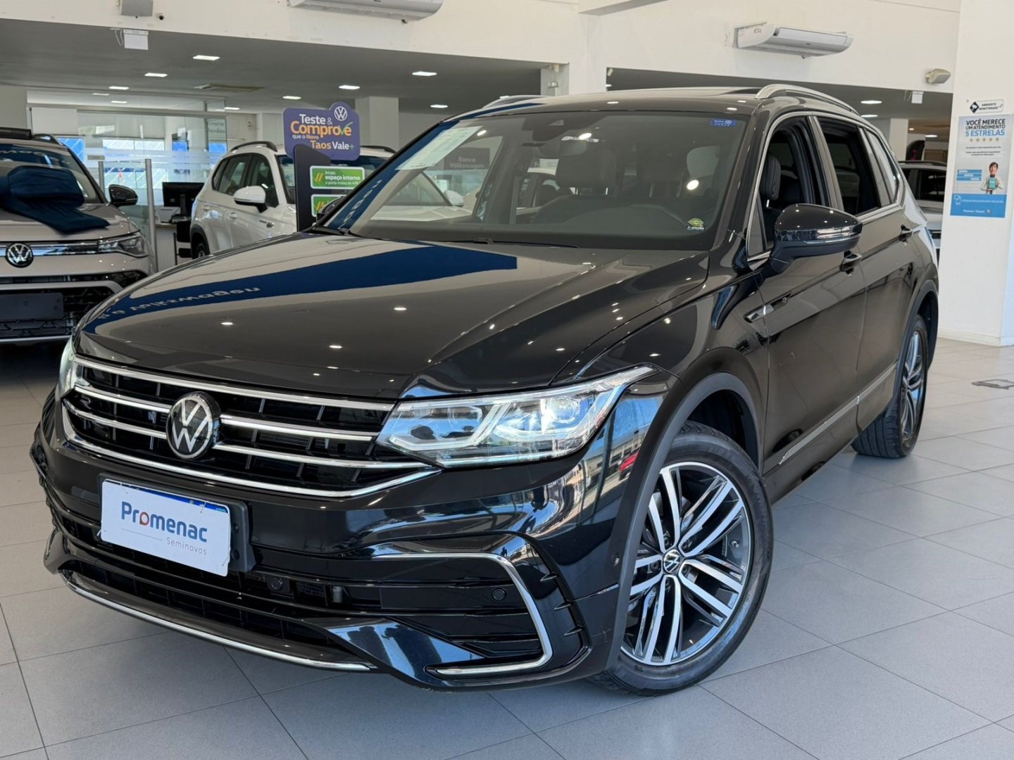 Volkswagen Tiguan Allspac R-Line 300 TSI 2.0 na cor Preto em Itajaí / SC - 1021428