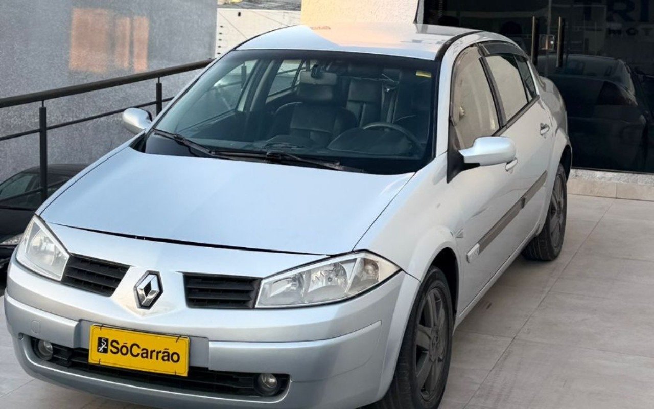 Renault Megane Sedan Dynamique 2.0 16V Aut. na cor Prata em Curitiba / PR - 1025416