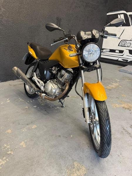 Honda CG 150 FAN ESi/ 150 FAN ESi FLEX  na cor Amarelo em Curitiba / PR - 1029232