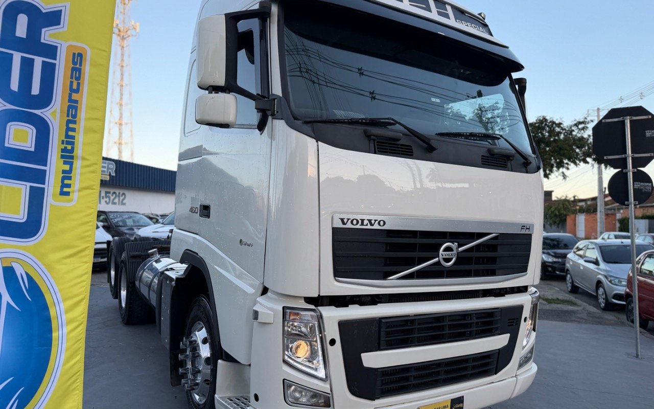 Volvo FH-460 GLOBETROTTER 6x2 2p (diesel) (E5) na cor Branco em Joinville / SC - 1032611