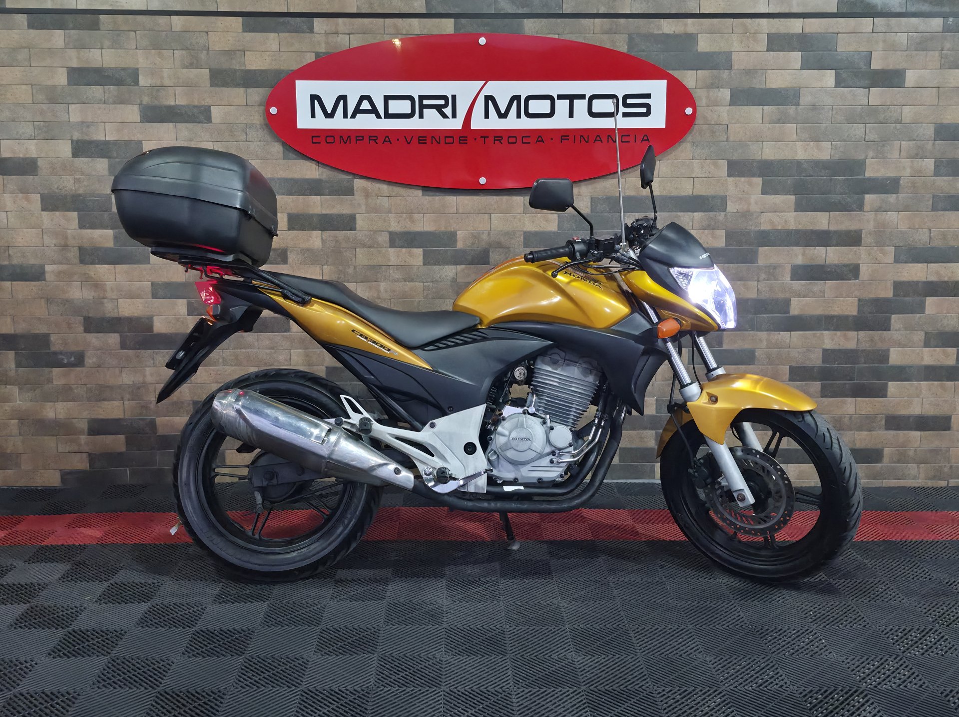 Honda CB 300R/ 300R FLEX  na cor Amarelo em Palhoça / SC - 1034346