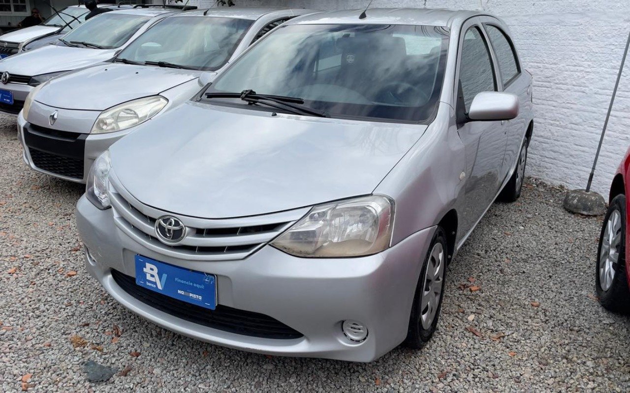 Toyota Etios XS 1.3 Flex 16V 5p Mec. na cor Prata em Florianópolis / SC - 1036107