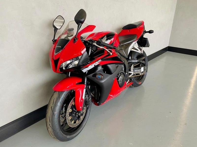 Honda CBR 600 RR  na cor Vermelho em Curitiba / PR - 1038569