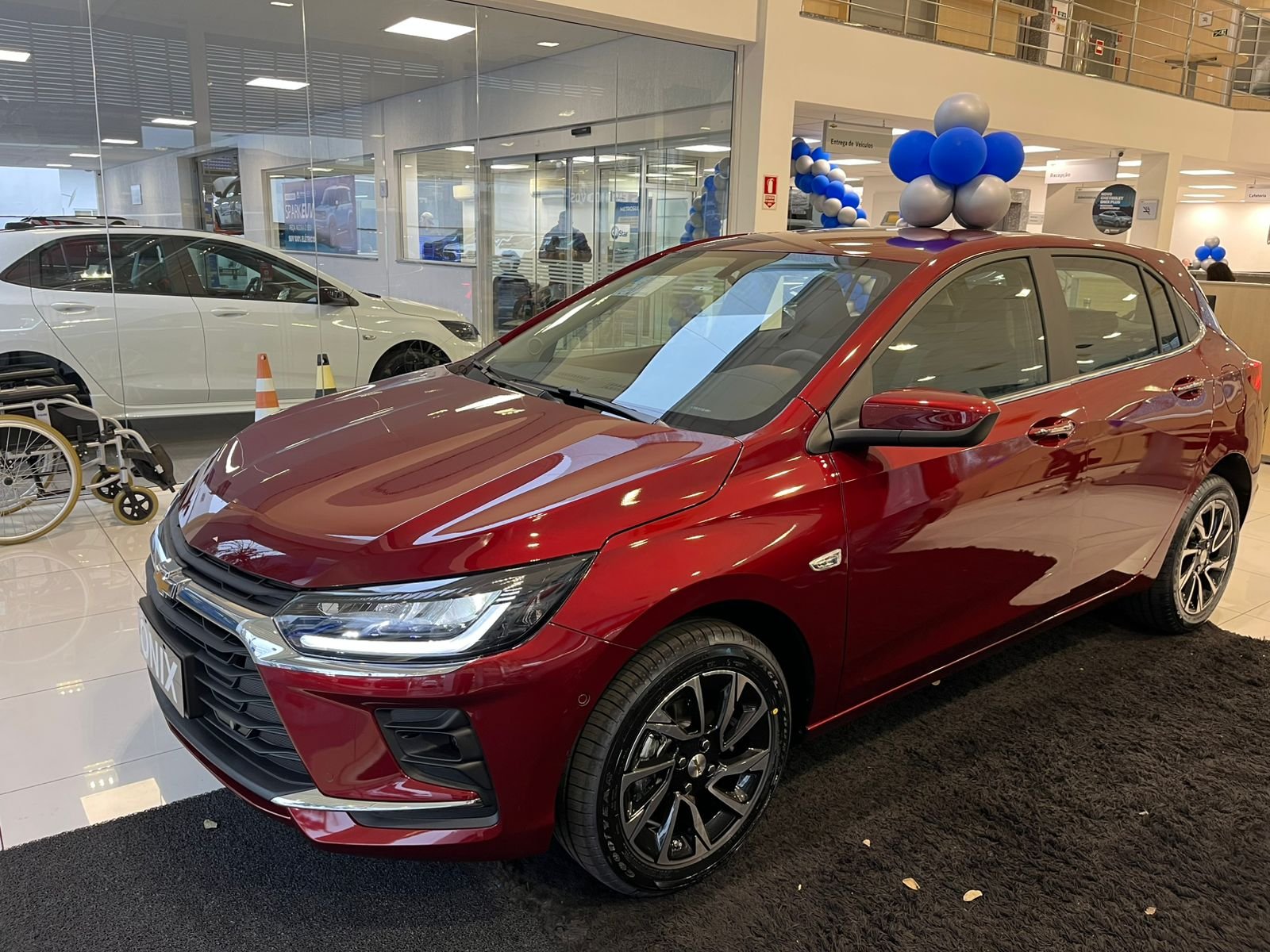 GM - Chevrolet ONIX HATCH PREM. 1.0 12V TB Flex 5p Aut. na cor Vermelho em Curitiba / PR - 10387