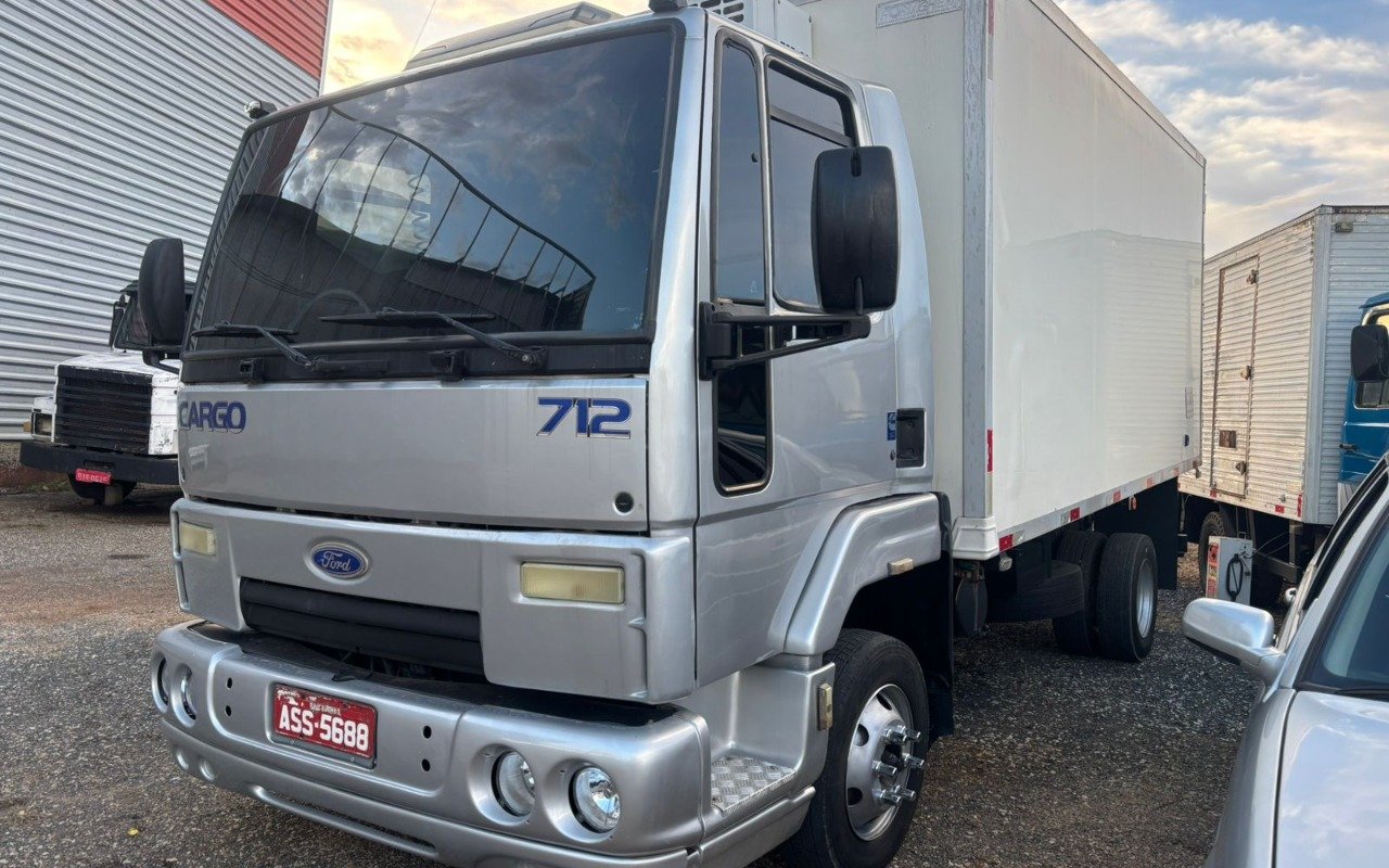 Ford CARGO 712 E Turbo 2p (diesel) na cor Prata em Campo Largo / PR - 1039465
