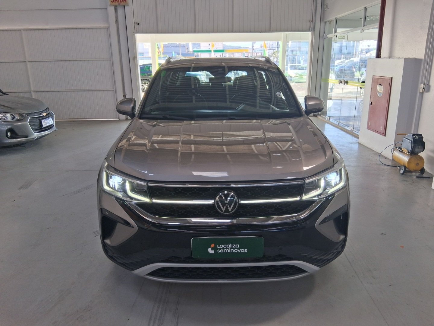 Volkswagen Taos Highline 1.4 250 TSI Flex Aut. na cor Bege em São José / SC - 1080436