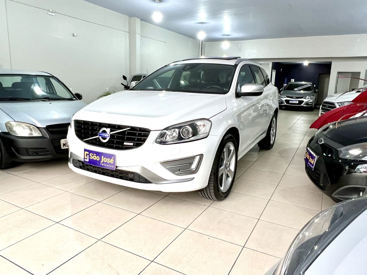 Volvo XC60 T-5 R-DESIGN 2.0 FWD 5p na cor Branco em São José / SC - 13342