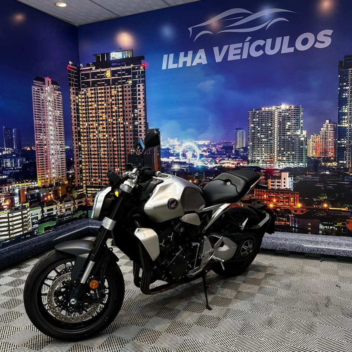 Honda CB 1000R/ABS  na cor Cinza no Canoas / RS - 13919