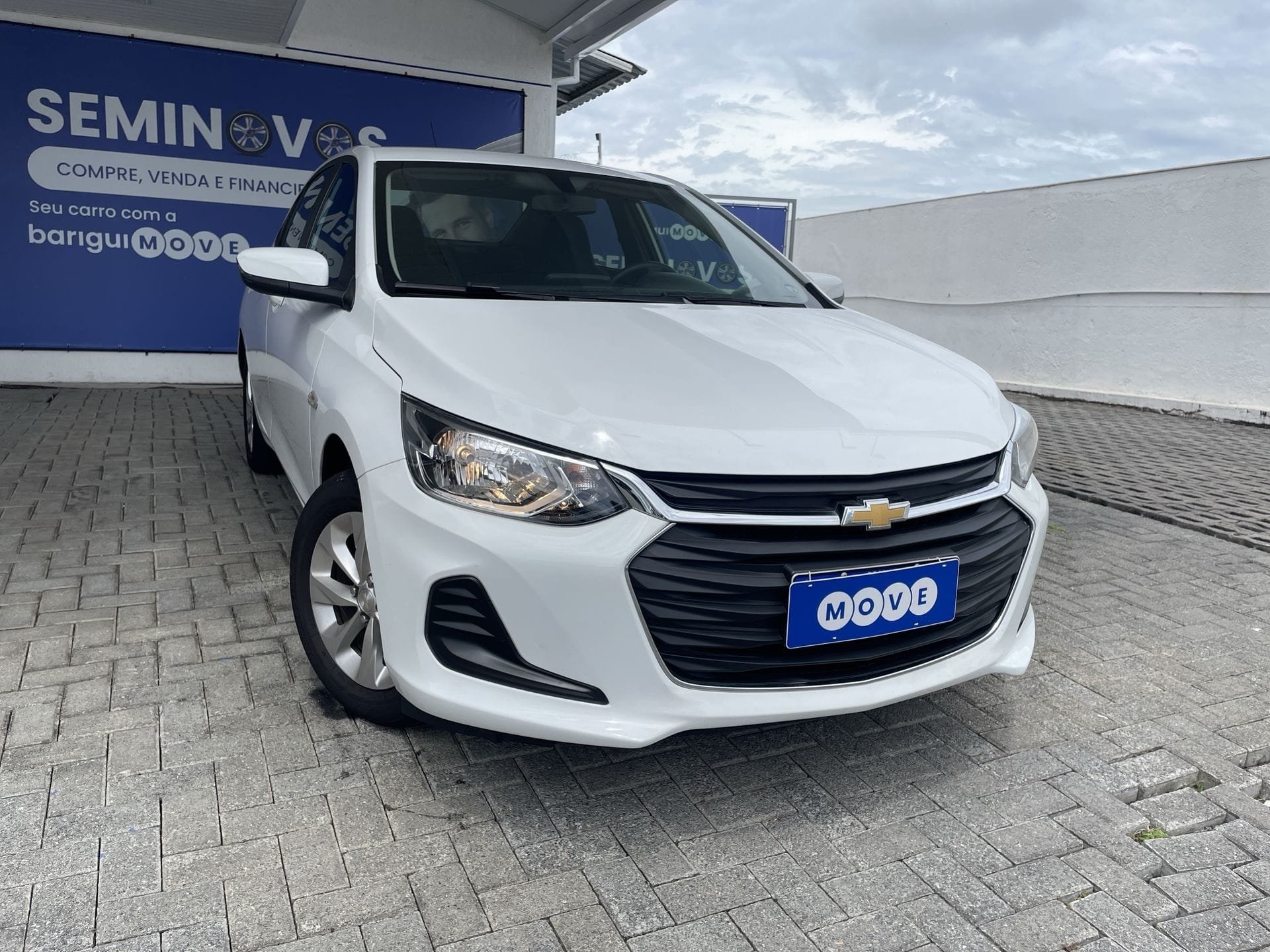 Chevrolet Onix HATCH LT 1.0 12V TB Flex 5p Mec. na cor Branco em Curitiba / PR - 15636