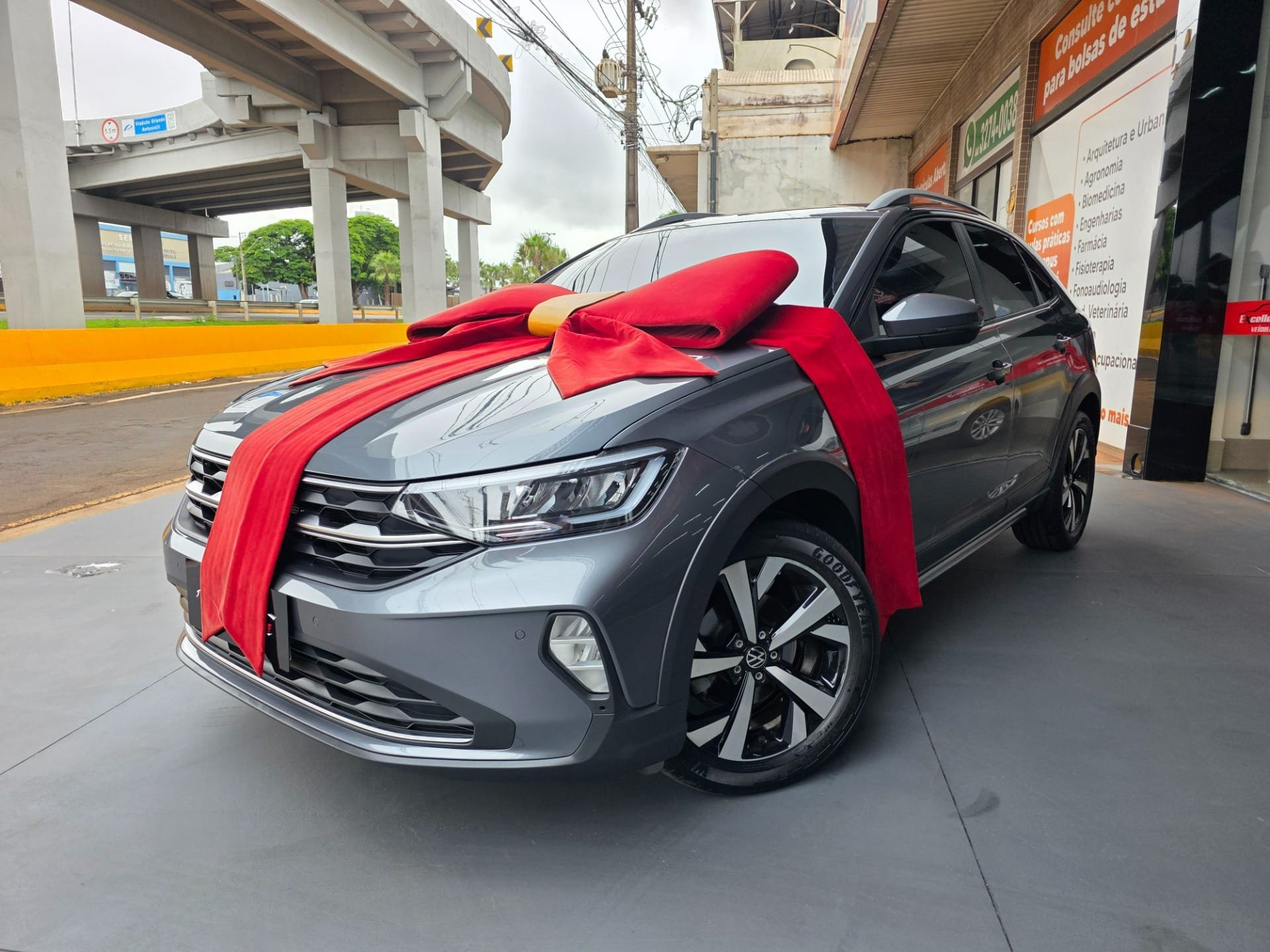 Volkswagen Nivus Highline 1.0 200 TSI Flex Aut. na cor Cinza em Arapongas / PR - 1589