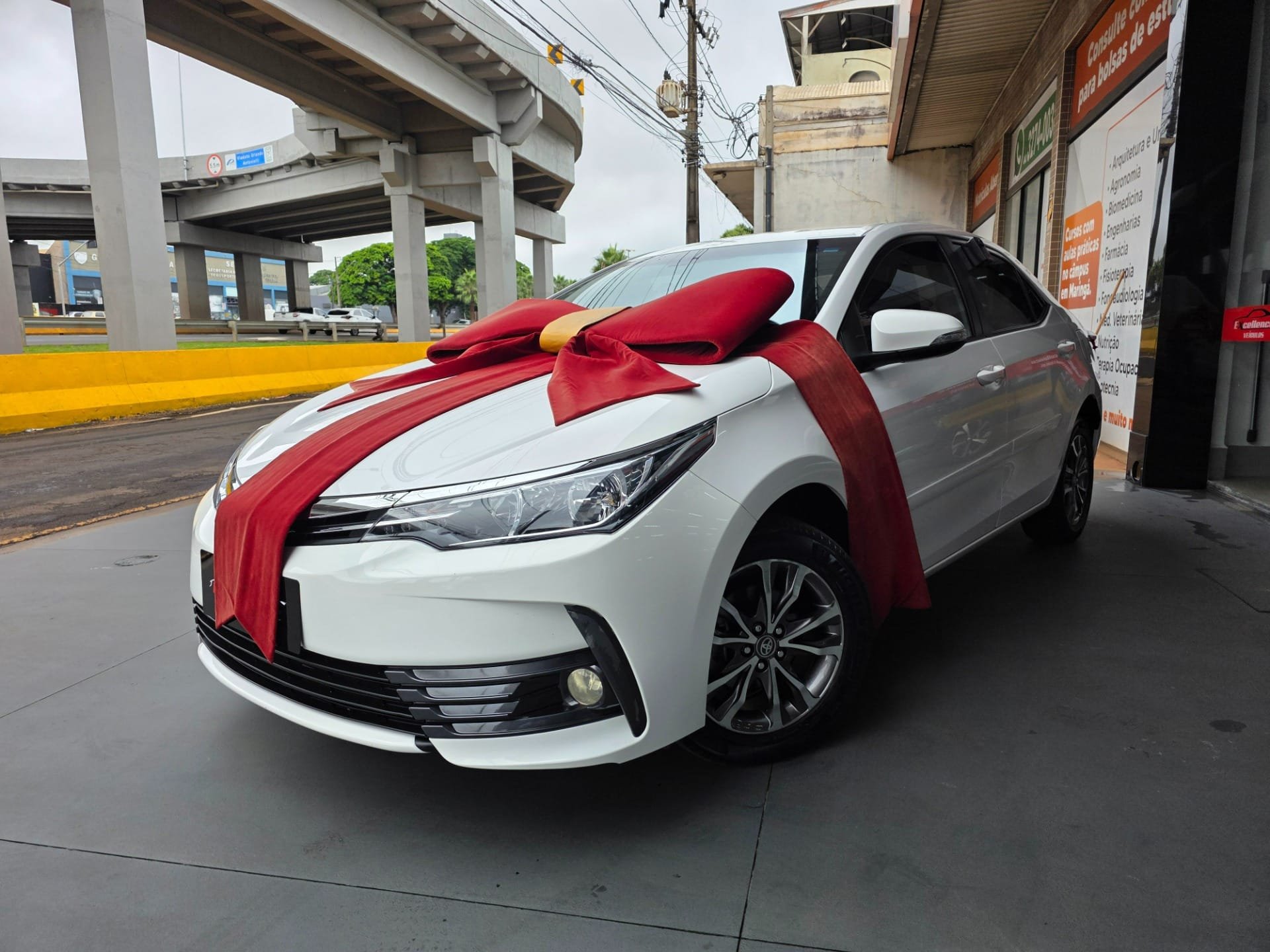 Toyota Corolla GLi 1.8 Flex 16V Mec. na cor Branco em Arapongas / PR - 1597