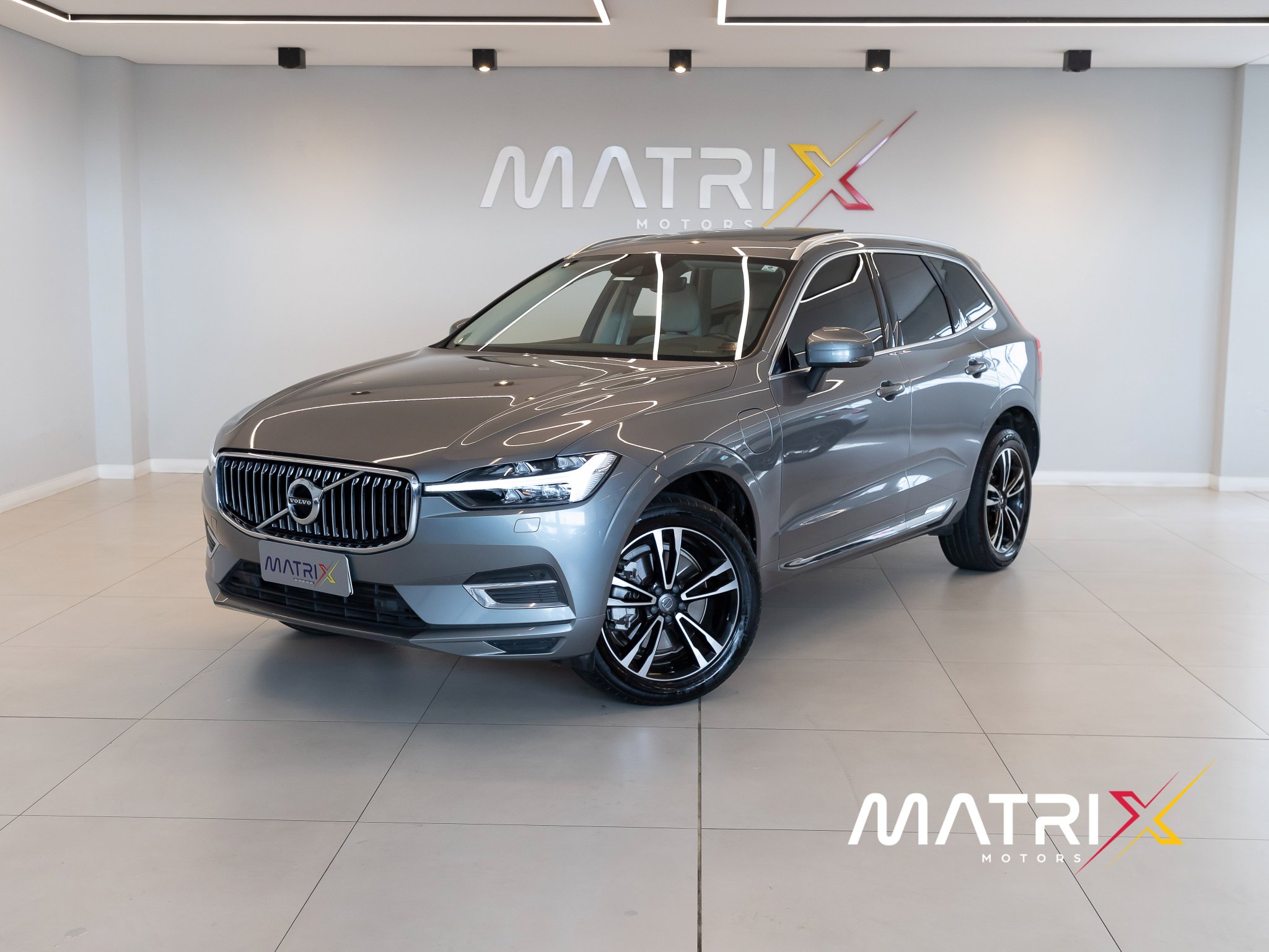 Volvo XC60 T-8 MOMENTUM 2.0 (Híbrido) na cor Cinza em São José / SC - 16712