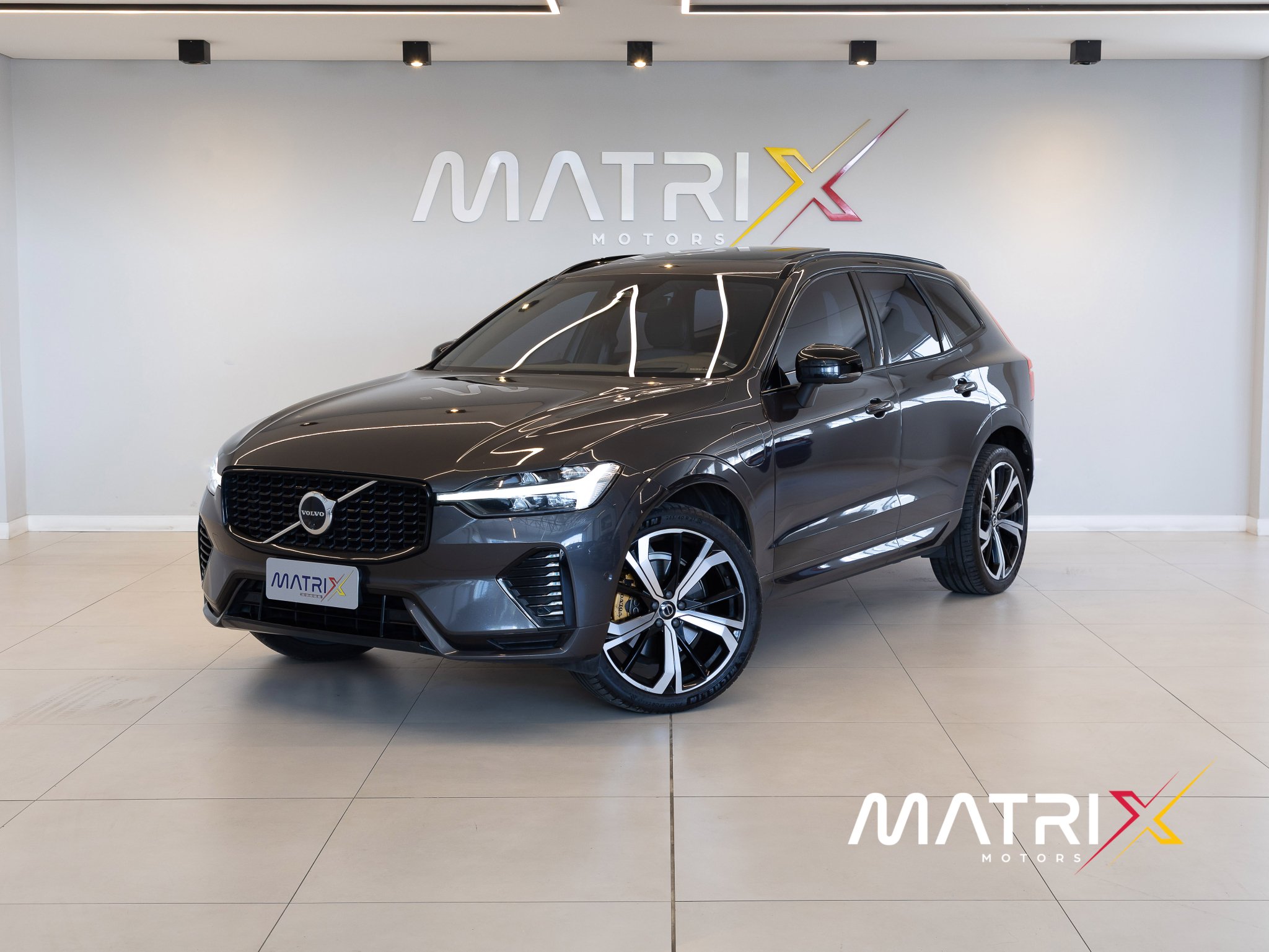 Volvo XC60 T-8 R-DESIGN 2.0 (Híbrido) na cor Cinza em São José / SC - 16713