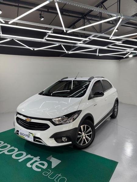 Chevrolet ONIX HATCH ACTIV 1.4 8V Flex 5p Mec. na cor Branco em Curitiba / PR - 1785