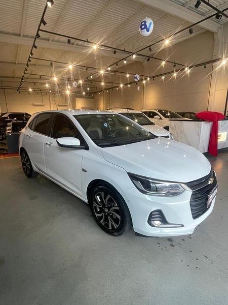 Chevrolet ONIX HATCH 1.0 12V Flex 5p Mec. na cor Branco em Tijucas / SC - 20233