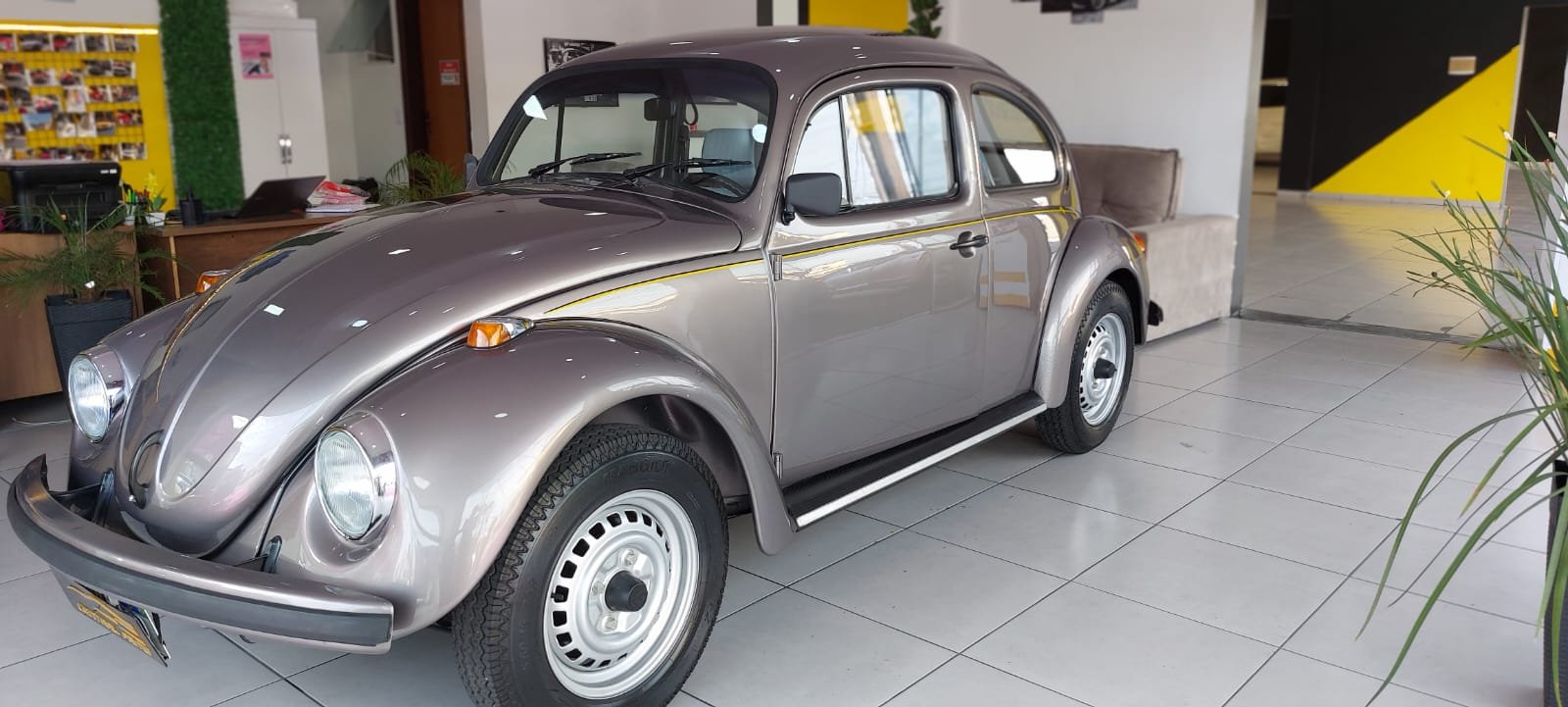 Volkswagen Fusca 1300/1300L na cor Bege em Campina Grande do Sul / PR - 22198