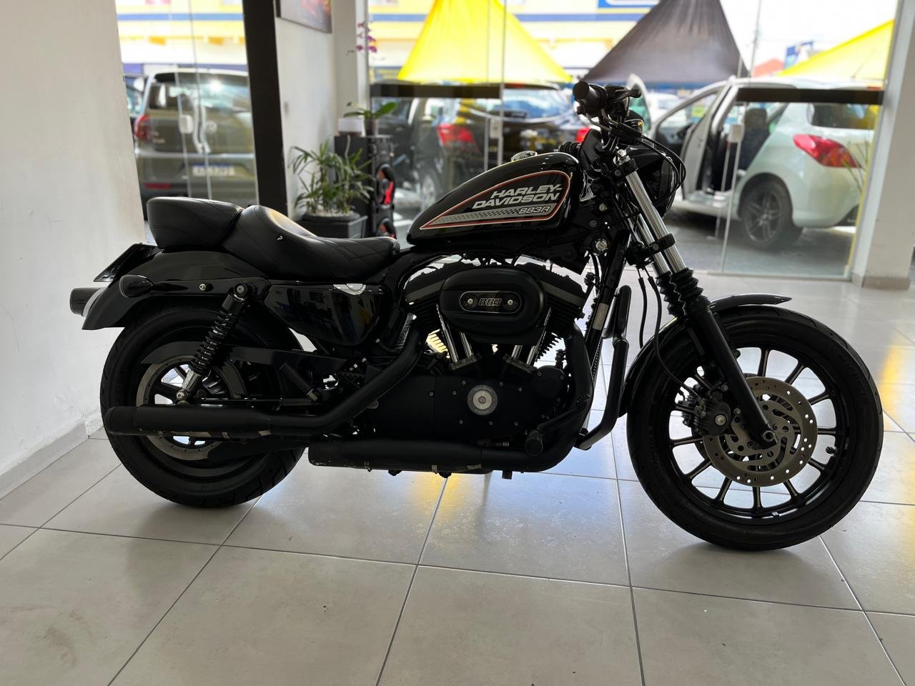 HARLEY-DAVIDSON XL 883 R  na cor Preto em Campina Grande do Sul / PR - 22210