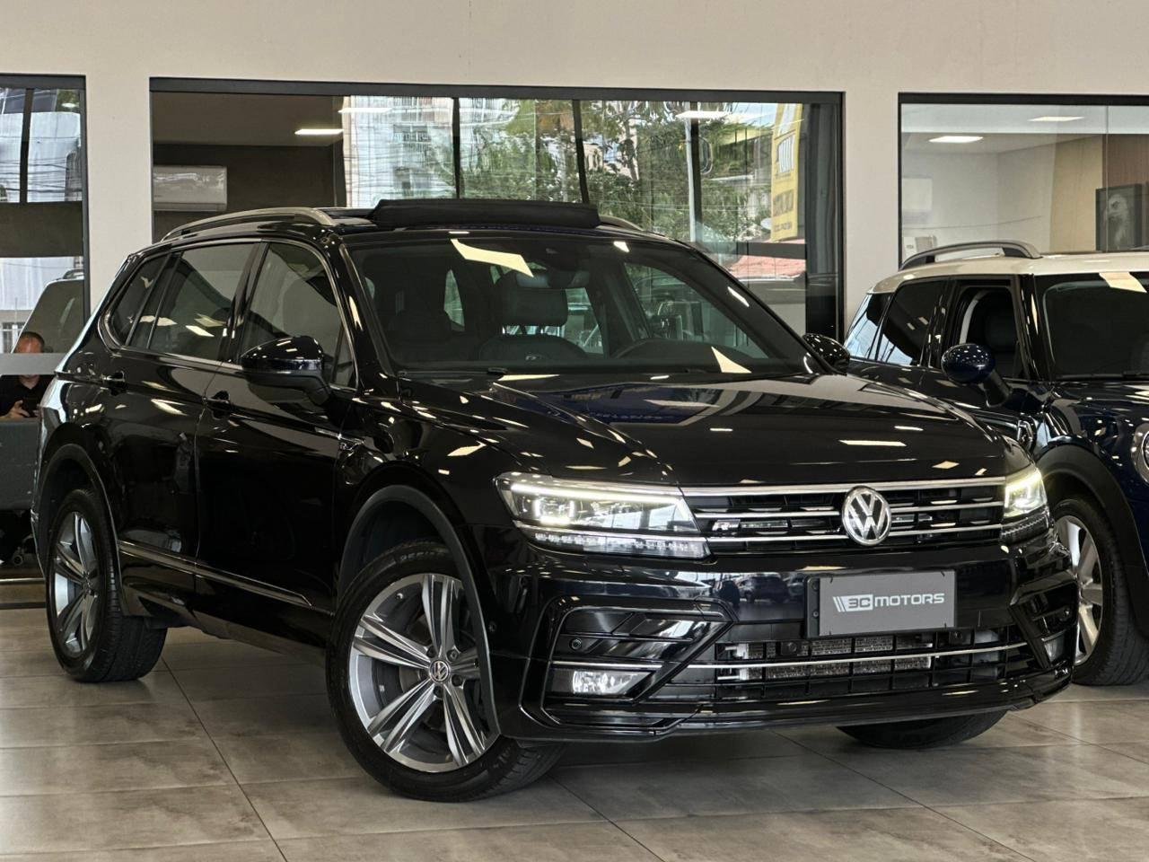 VW - VolksWagen TIGUAN Allspac R-Line 300 TSI 2.0 na cor Preto em Florianópolis / SC - 23630