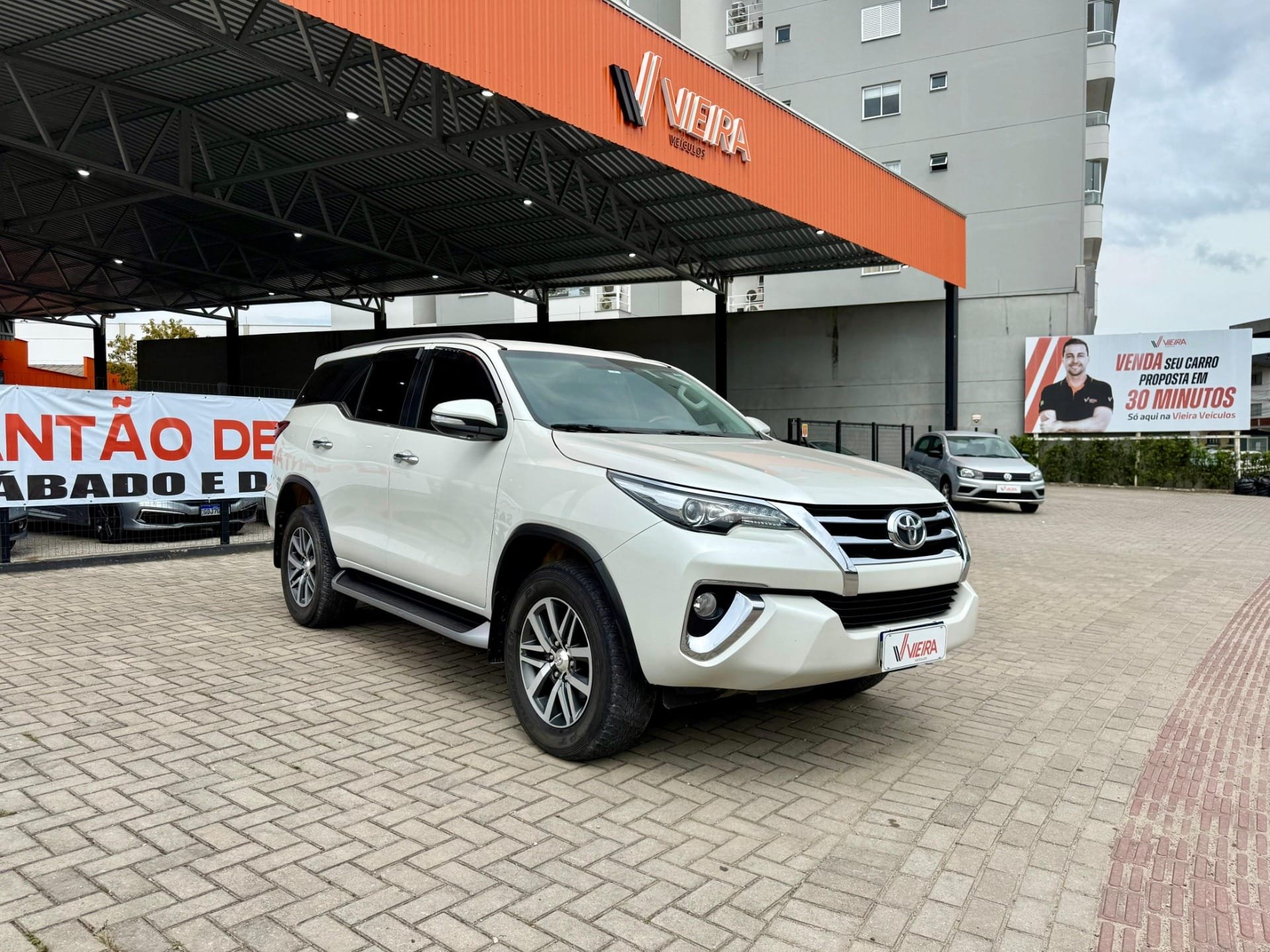 Toyota Hilux SW4 4x4 2.8 Diesel na cor Branco em Brusque / SC - 24521