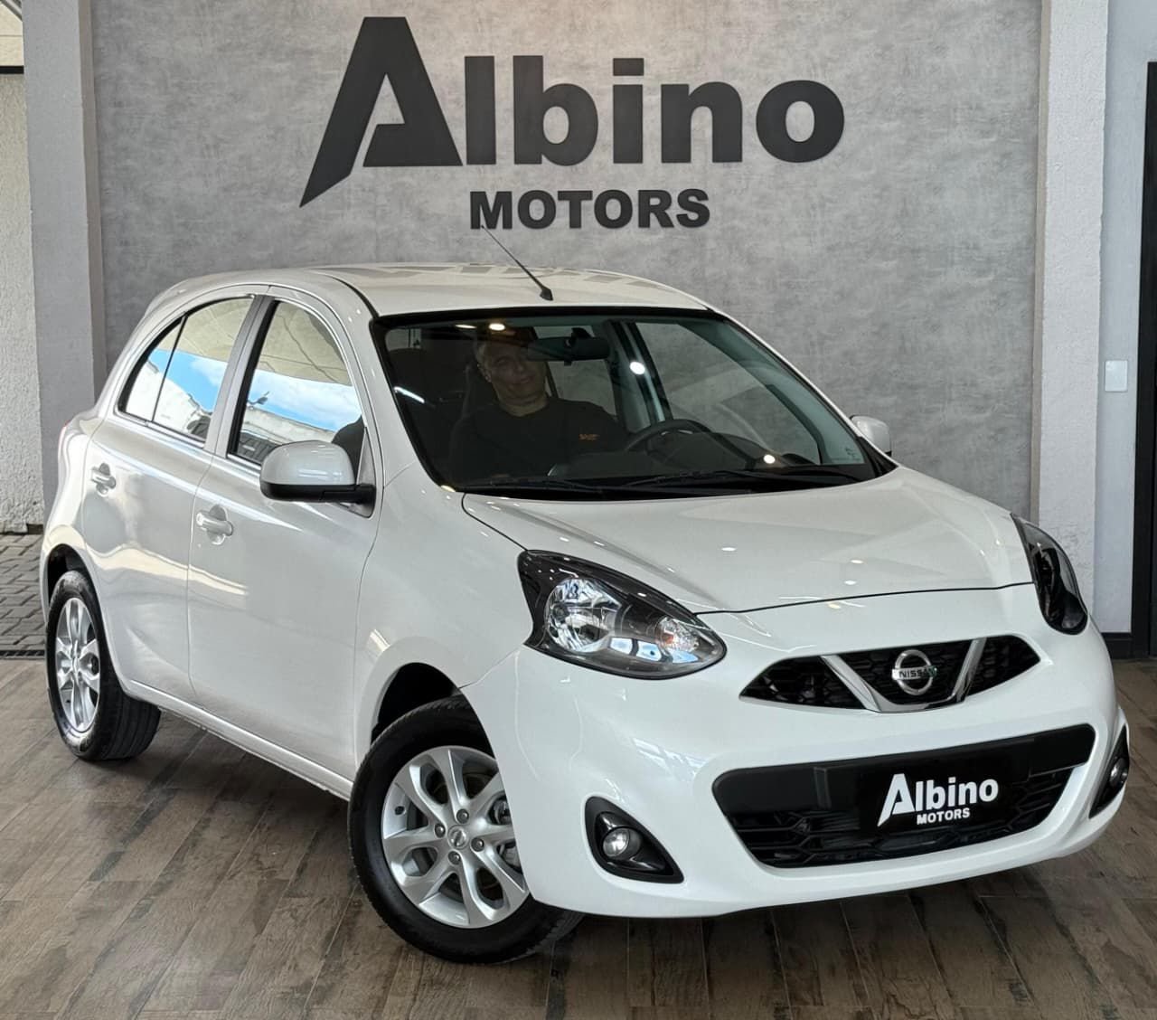 Nissan MARCH SV 1.6 16V FlexStart 5p Mec. na cor Branco em Joinville / SC - 3