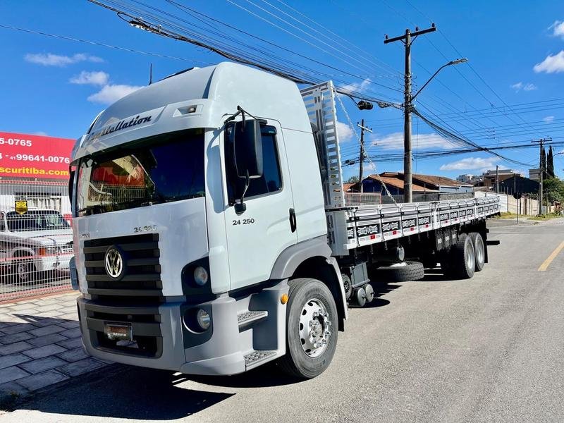 VOLKSWAGEN 24-250 E Constellation 3-Eixos 2p (diese na cor Branco em Curitiba / PR - 32446
