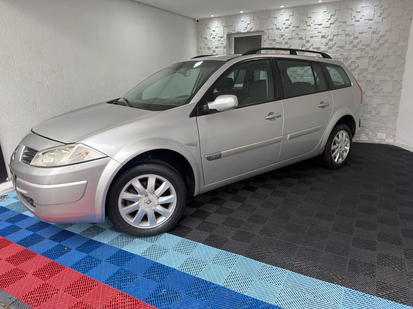 Renault Megane Grand Tour Dynam. Hi-Flex 1.6 16V na cor Cinza em Curitiba / PR - 3410