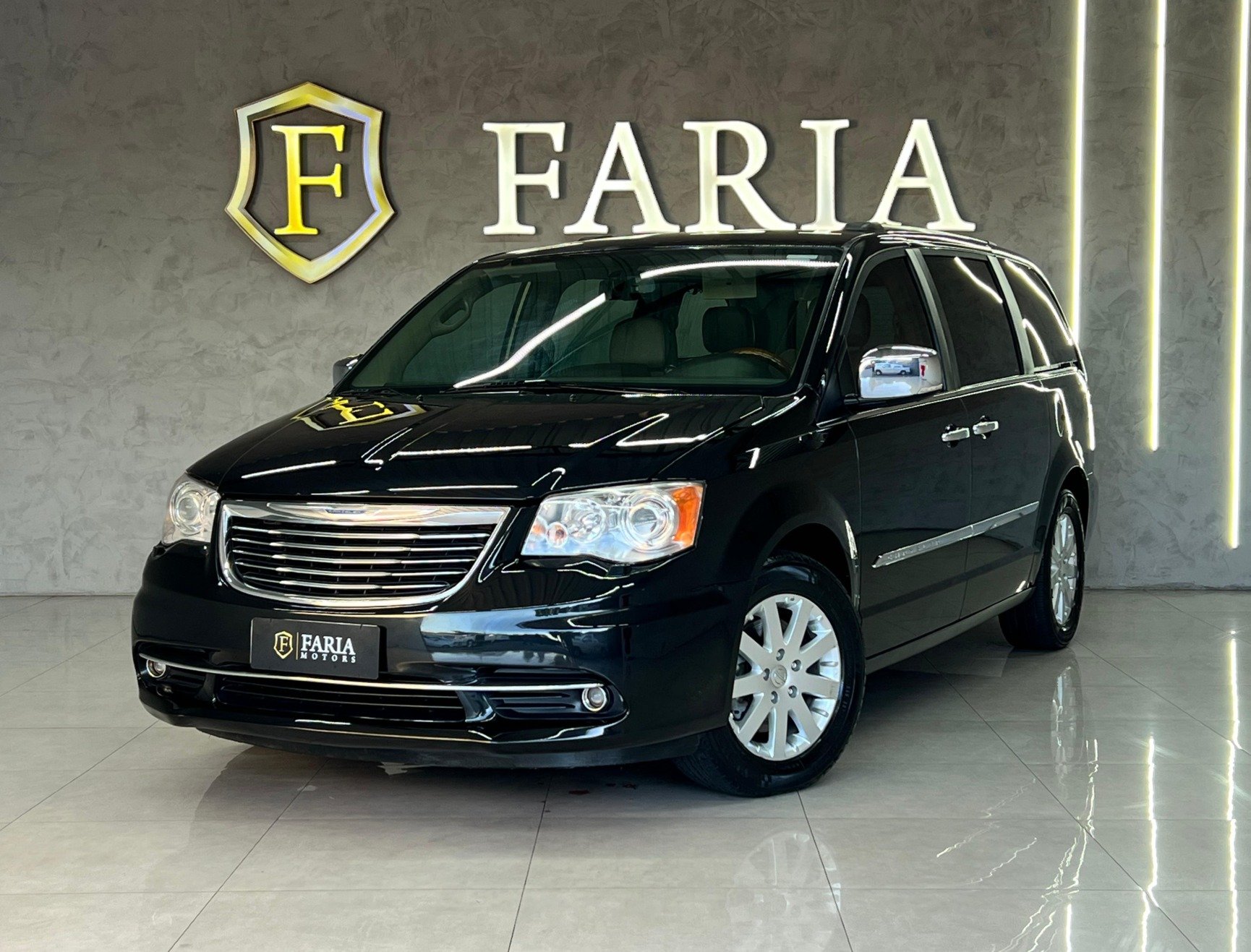 Chrysler Town & Country Touring 3.6 V6 Aut. na cor Preto em Curitiba / PR - 35102
