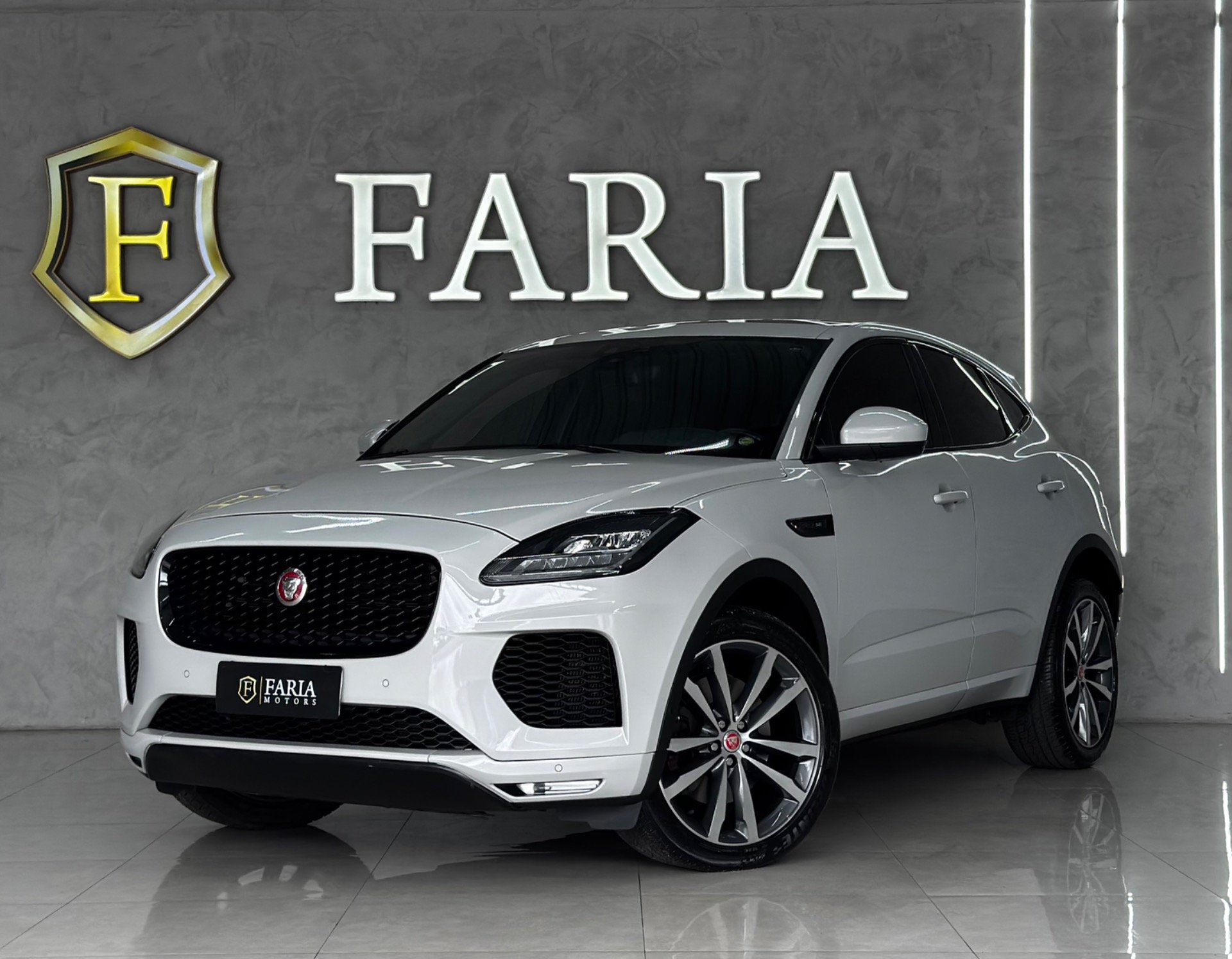 Jaguar E-Pace SE 2.0 AWD 300cv Aut. na cor Cinza em Curitiba / PR - 35118
