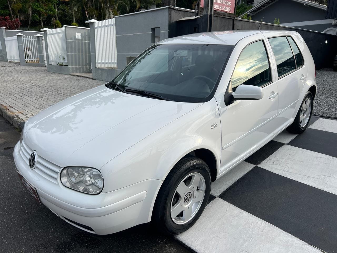 Volkswagen Golf 1.6 Mi Total Flex 8V 4p na cor Branco em Joinville / SC - 35466