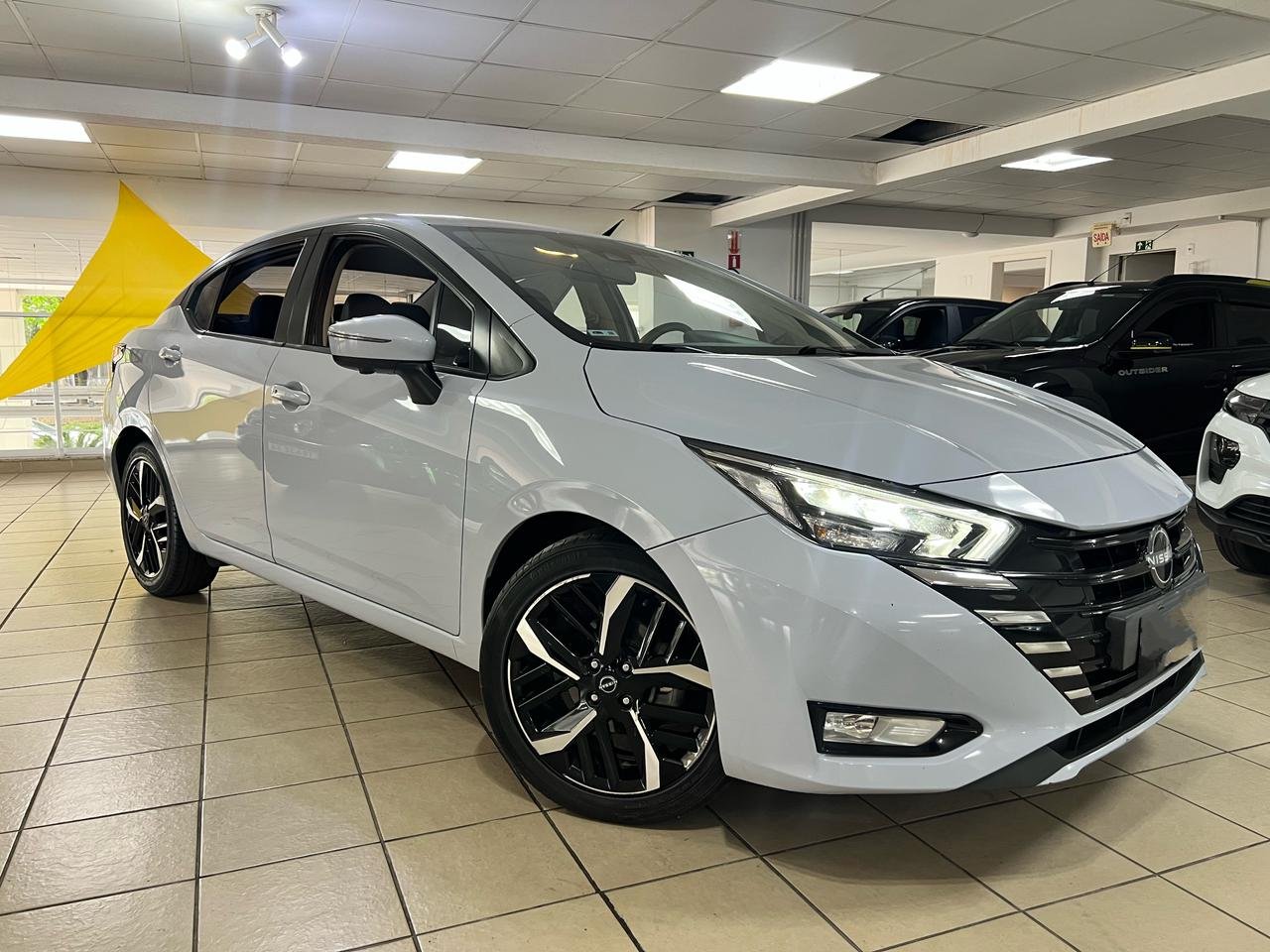 Nissan VERSA Exclusive 1.6 16V Flex Aut. na cor Cinza em Curitiba / PR - 36850