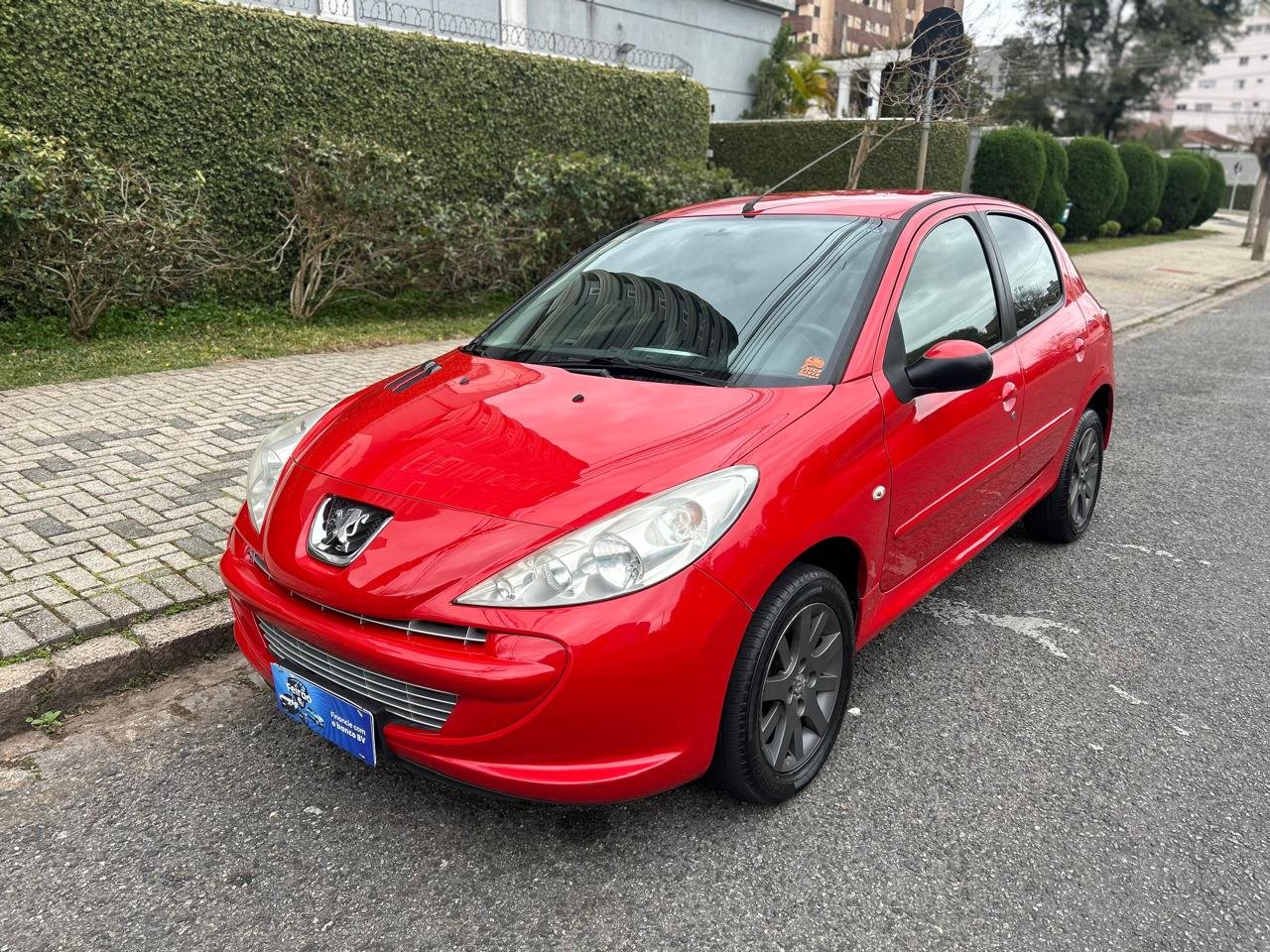 Peugeot 207 XR 1.4 Flex 8V 5p na cor Vermelho em Curitiba / PR - 37628