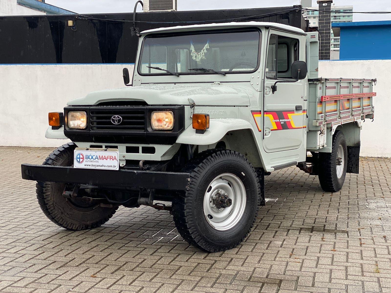 Toyota Bandeirante Picape Chassi Longo Diesel na cor Cinza em Brusque / SC - 40248