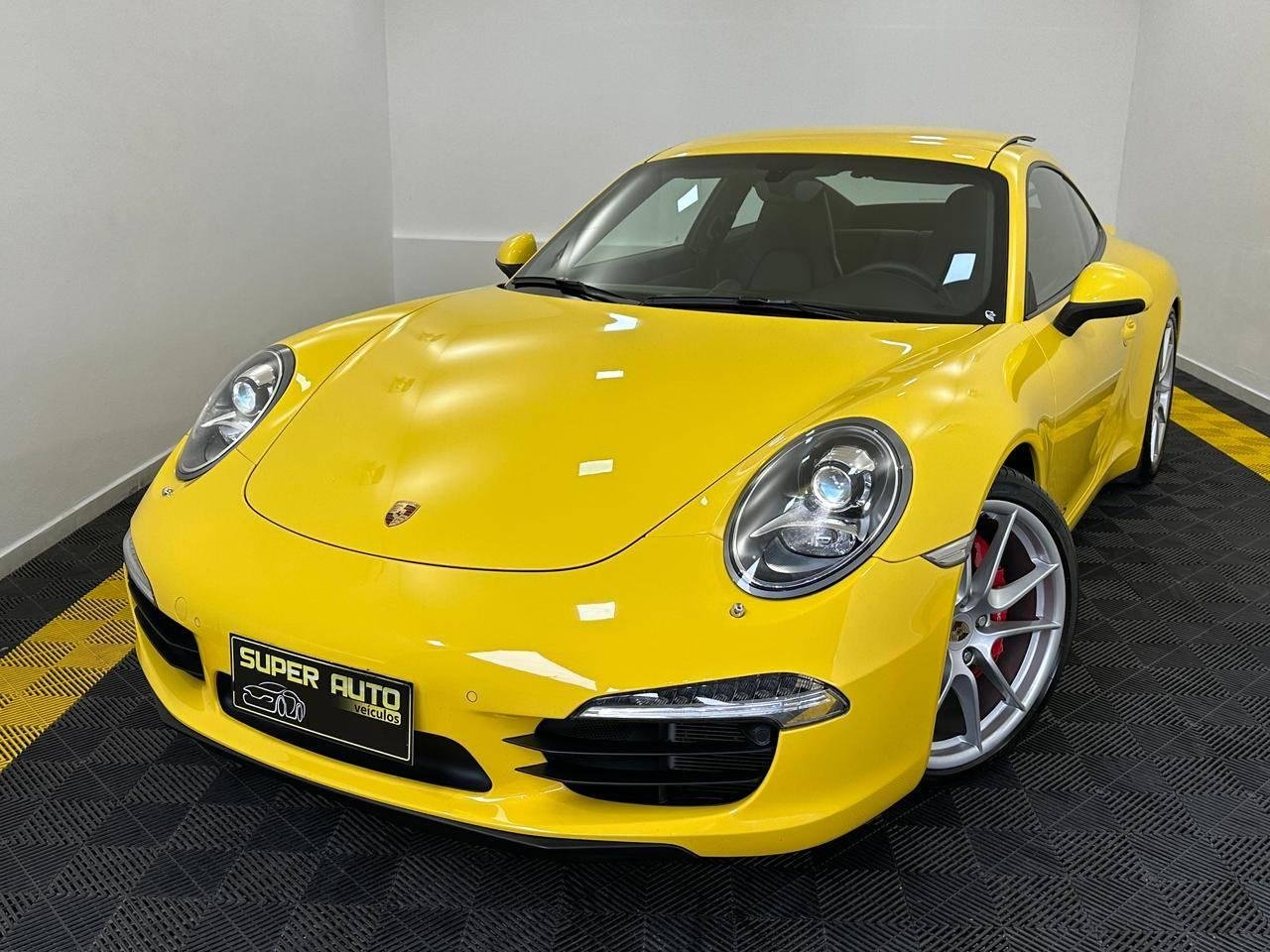 Porsche 911 Carrera 4S Cabriolet 3.0 (991/992) na cor Amarelo em Blumenau / SC - 40413