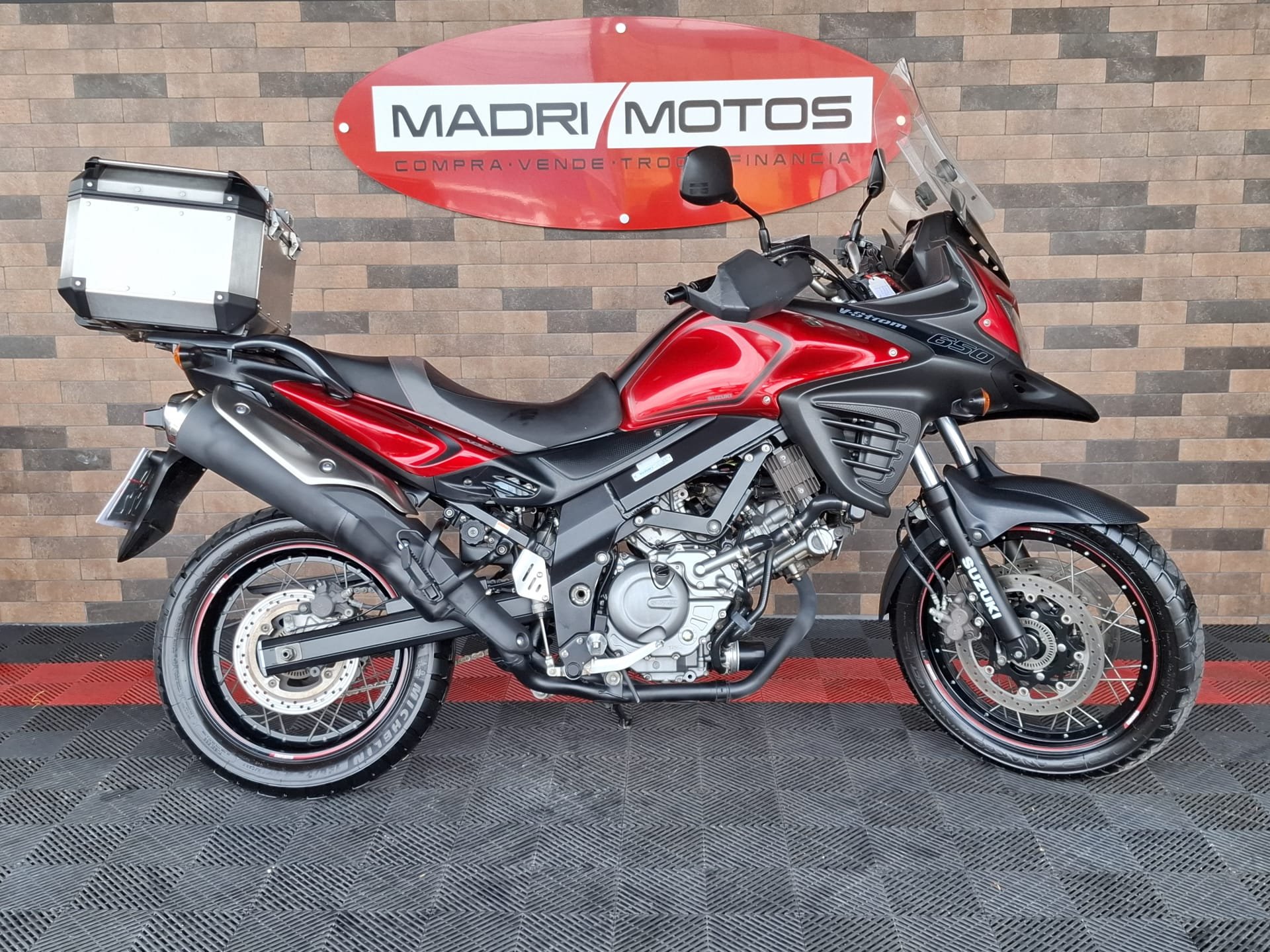 SUZUKI DL 650 XT V-STROM  na cor Vermelho em Palhoça / SC - 41030