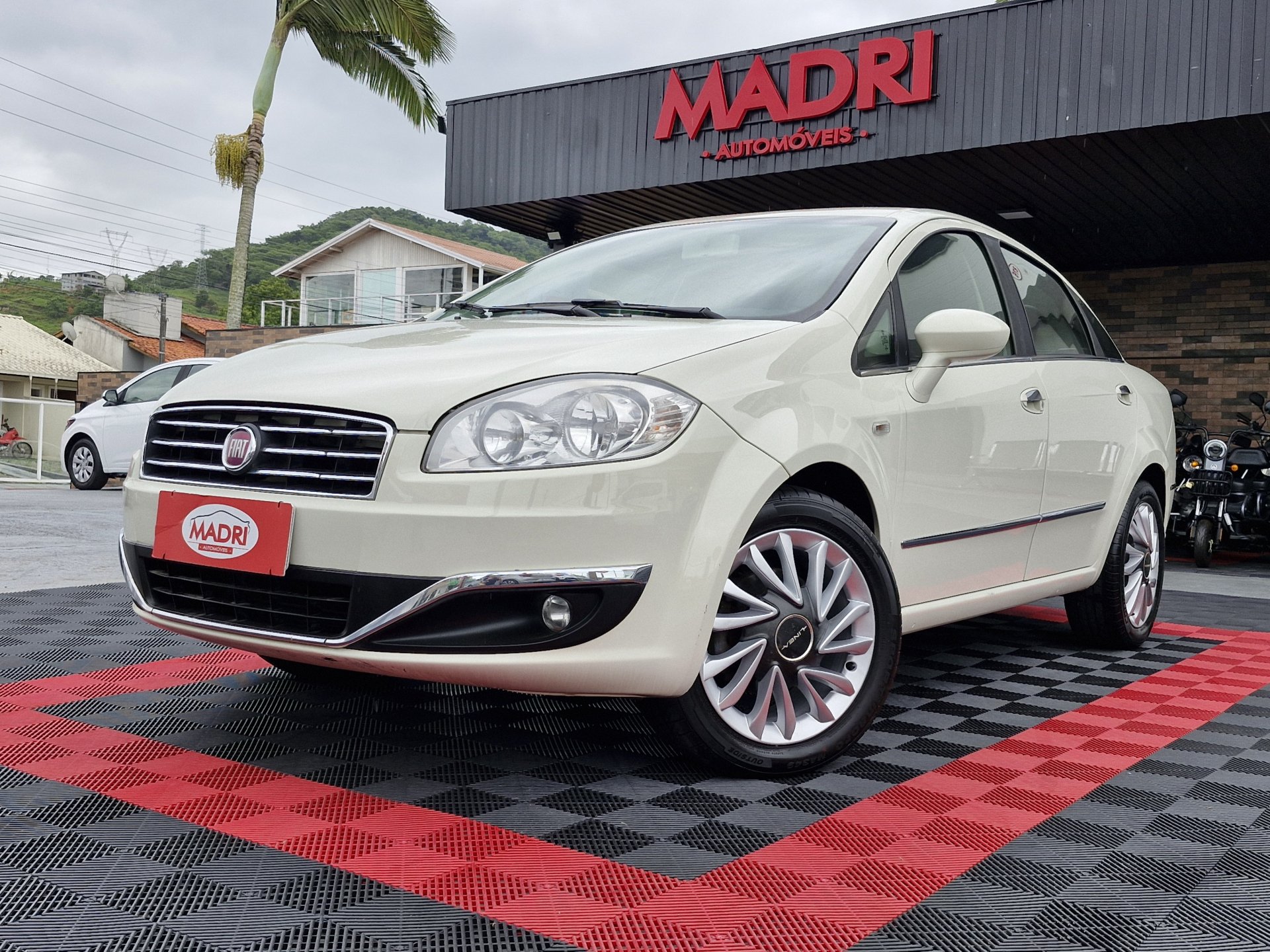 Fiat LINEA ABSOLUTE 1.9/1.8 Flex Dualogic 4p na cor Branco em Palhoça / SC - 41062