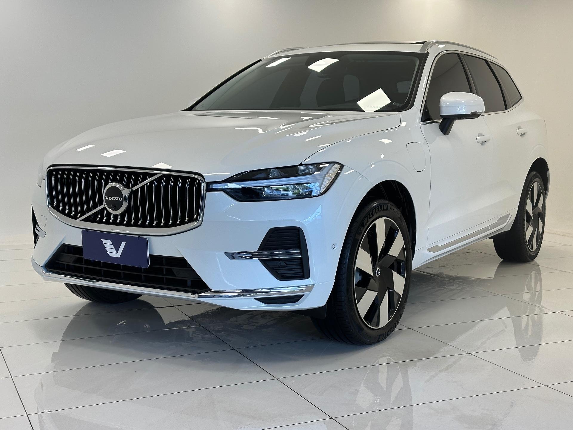 Volvo XC60 T-8 Ultimate 2.0 AWD (Híbrido) na cor Branco em Joinville / SC - 42365