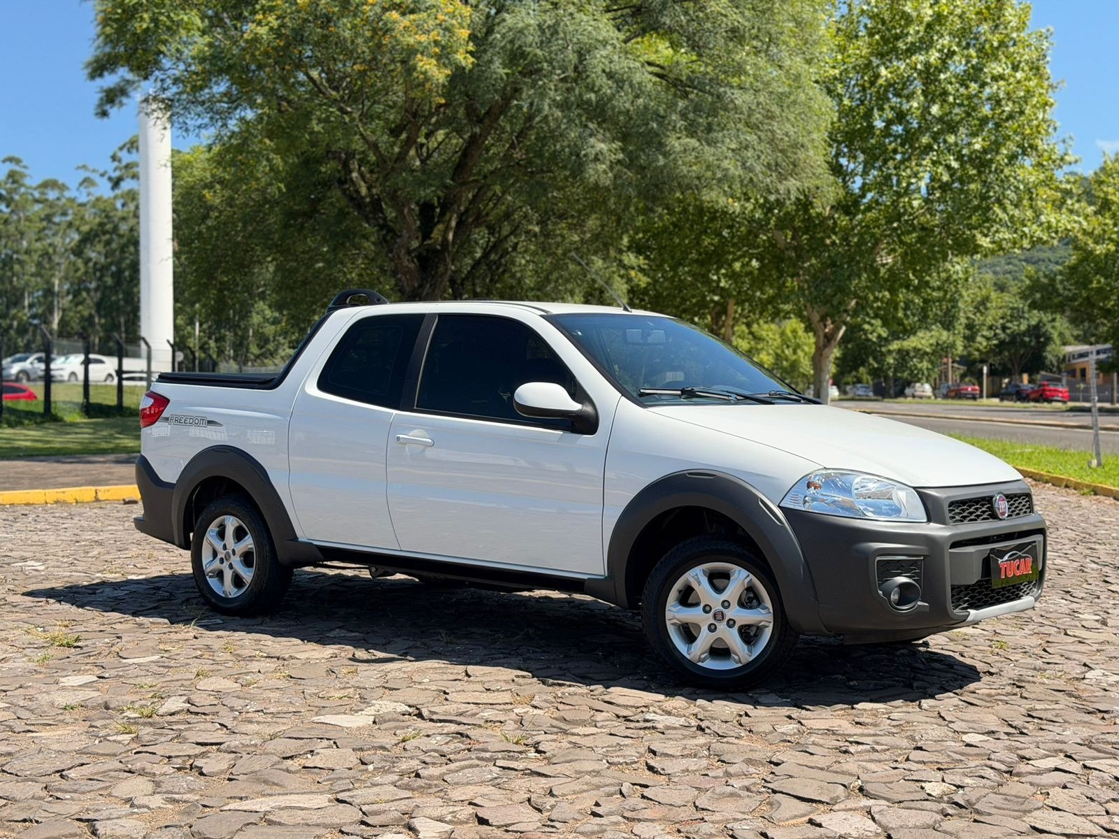 Fiat Strada Freedom 1.4 Flex 8V CD na cor Branco no Dois Irmãos / RS - 43176