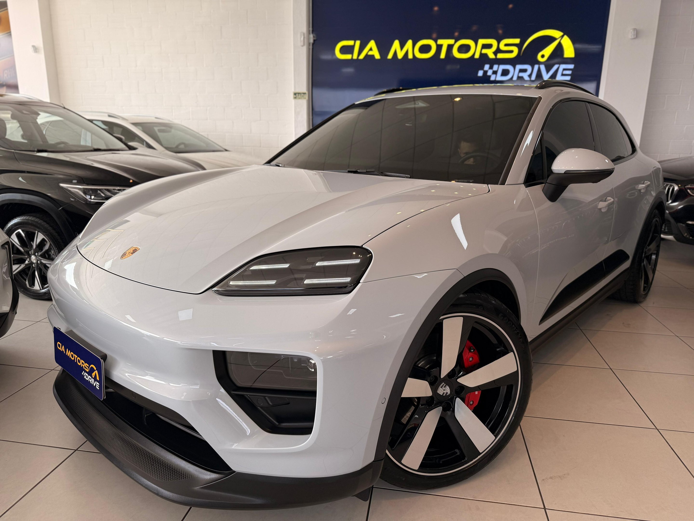 Porsche Macan 4S (Elétrico) na cor Cinza no São Leopoldo / RS - 44489
