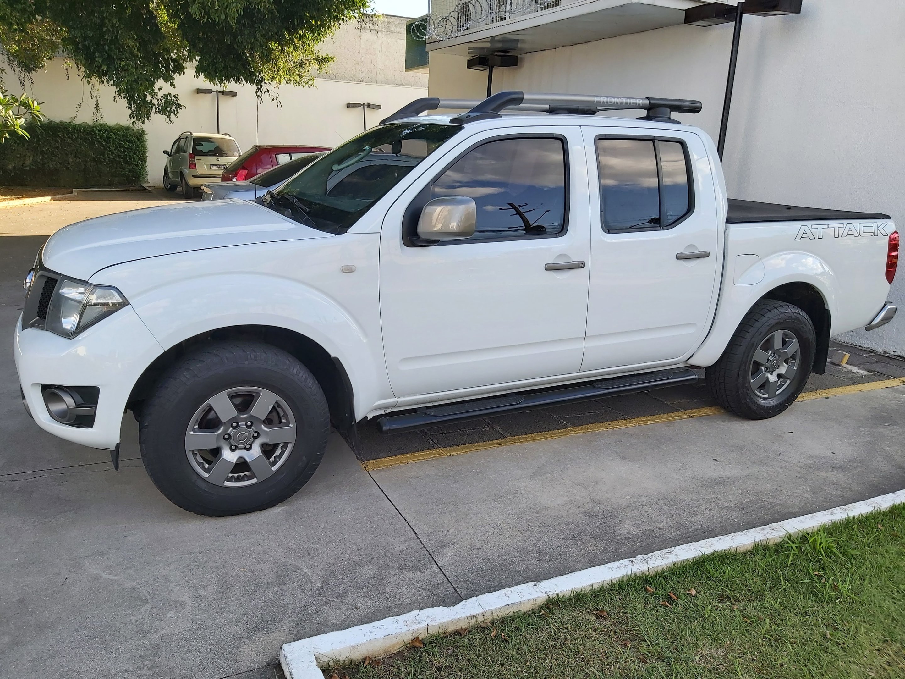 Nissan Frontier SV AT. CD 4x4 2.5 TB Dies. Aut. na cor Branco em Curitiba / PR - 46046