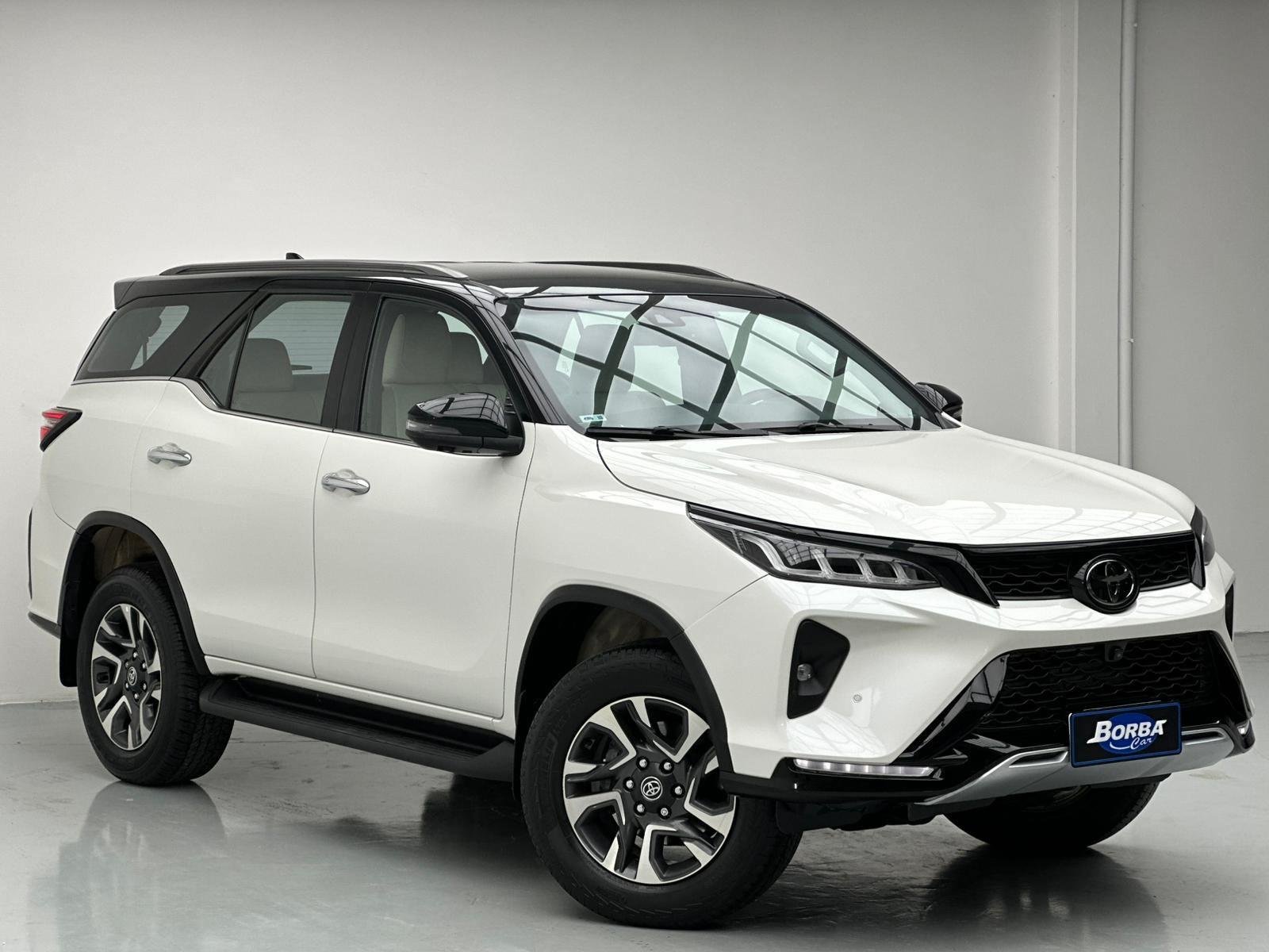 Toyota Hilux SW4 Diamond 2.8 TB 4x4 Die. Aut. na cor Branco em Rio do Sul / SC - 46197