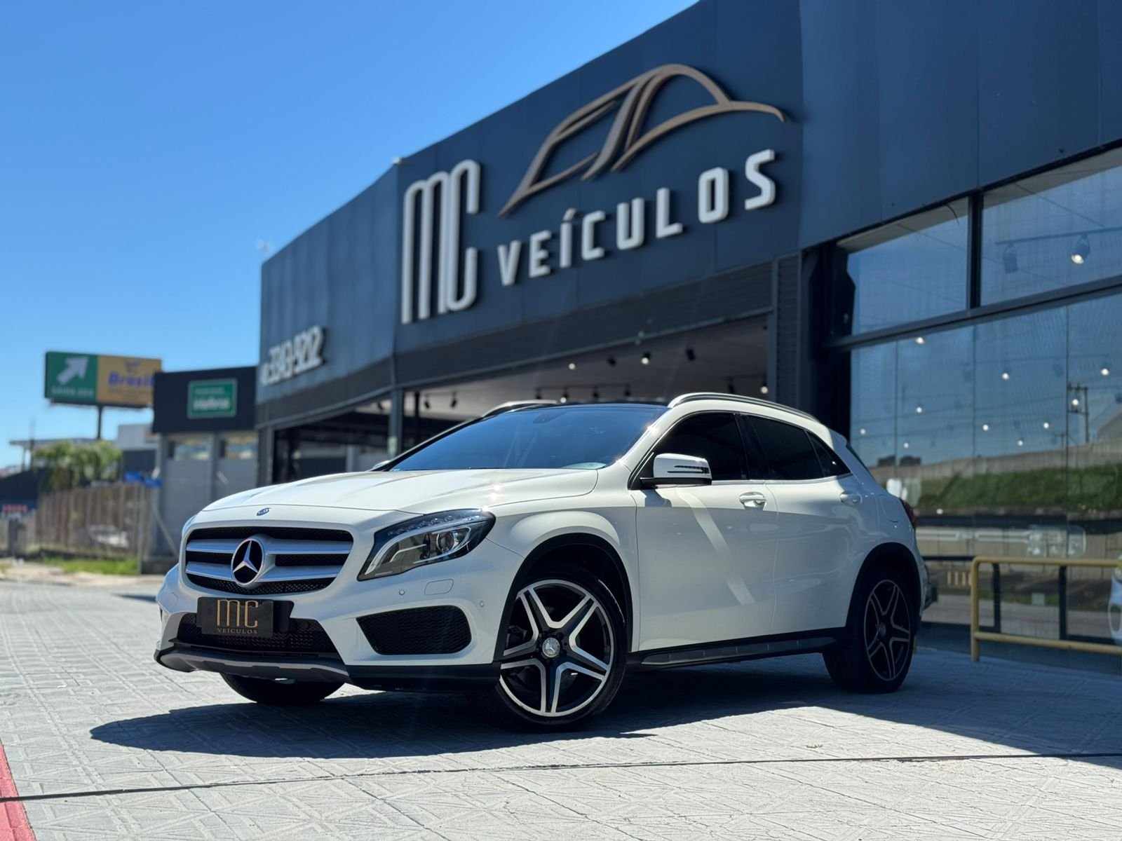 Mercedes-Benz GLA 250 Vision 2.0 TB 16V 211cv Aut. na cor Branco em São José / SC - 46741